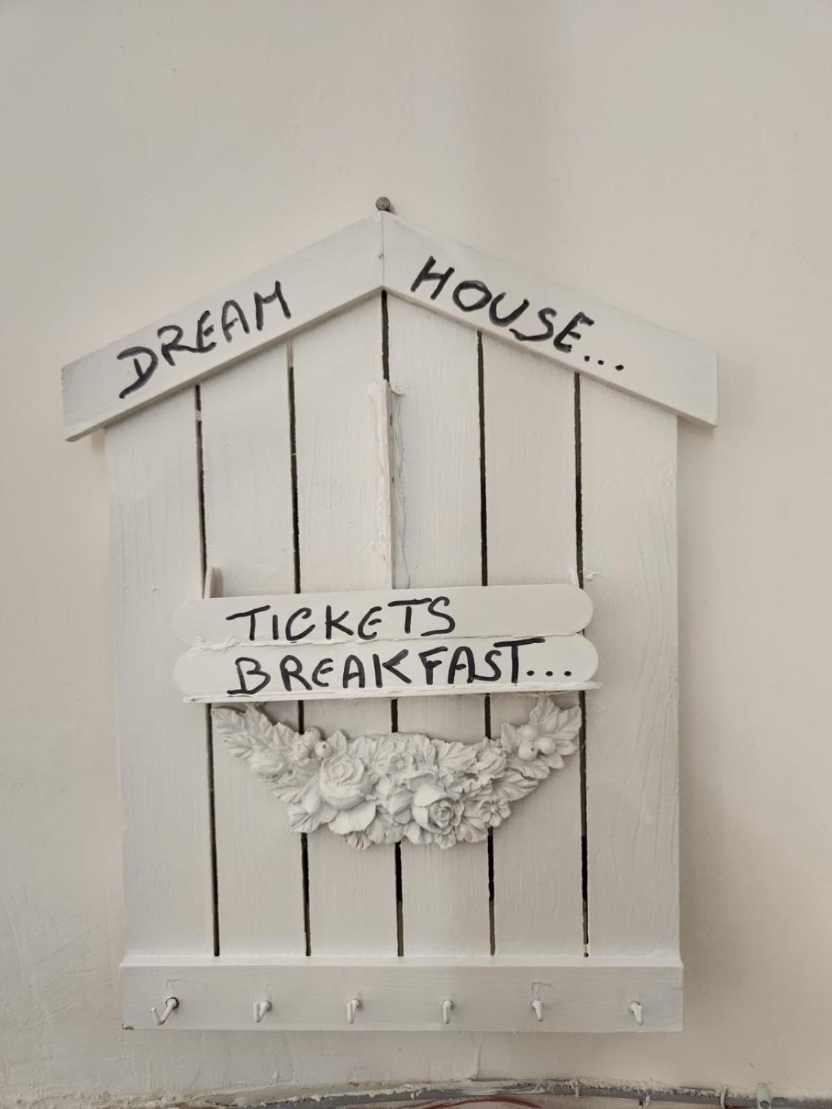 DREAM HOUSE