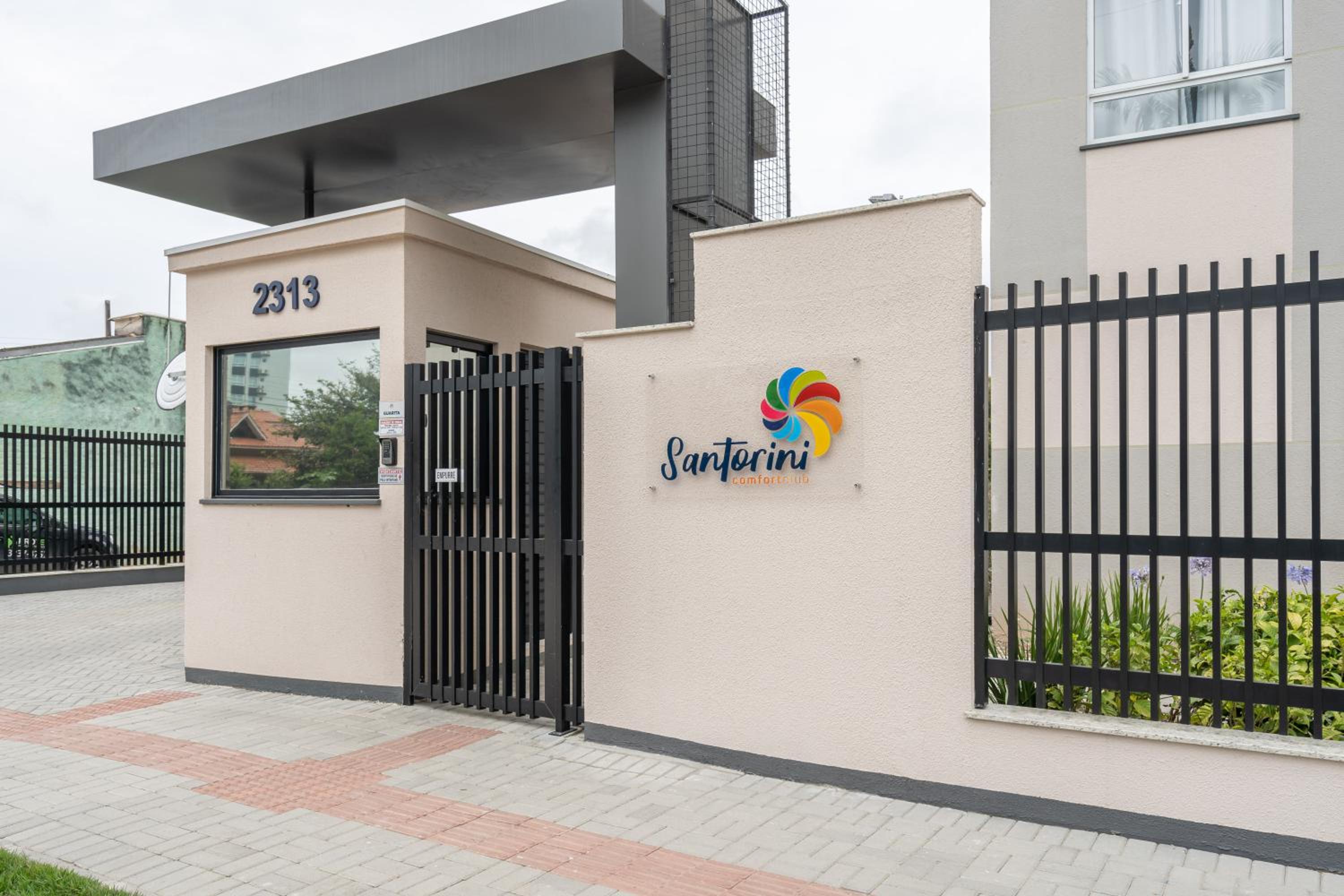 Aptos em Bal Piçarras a150m da PRAIA, dois quartos, sala de estar, COZINHA COMPLETA, SACADA com CHURRASQUEIRA, WI-FI, PISCINA, PORTARIA 24h, PLAYGROUND e Q