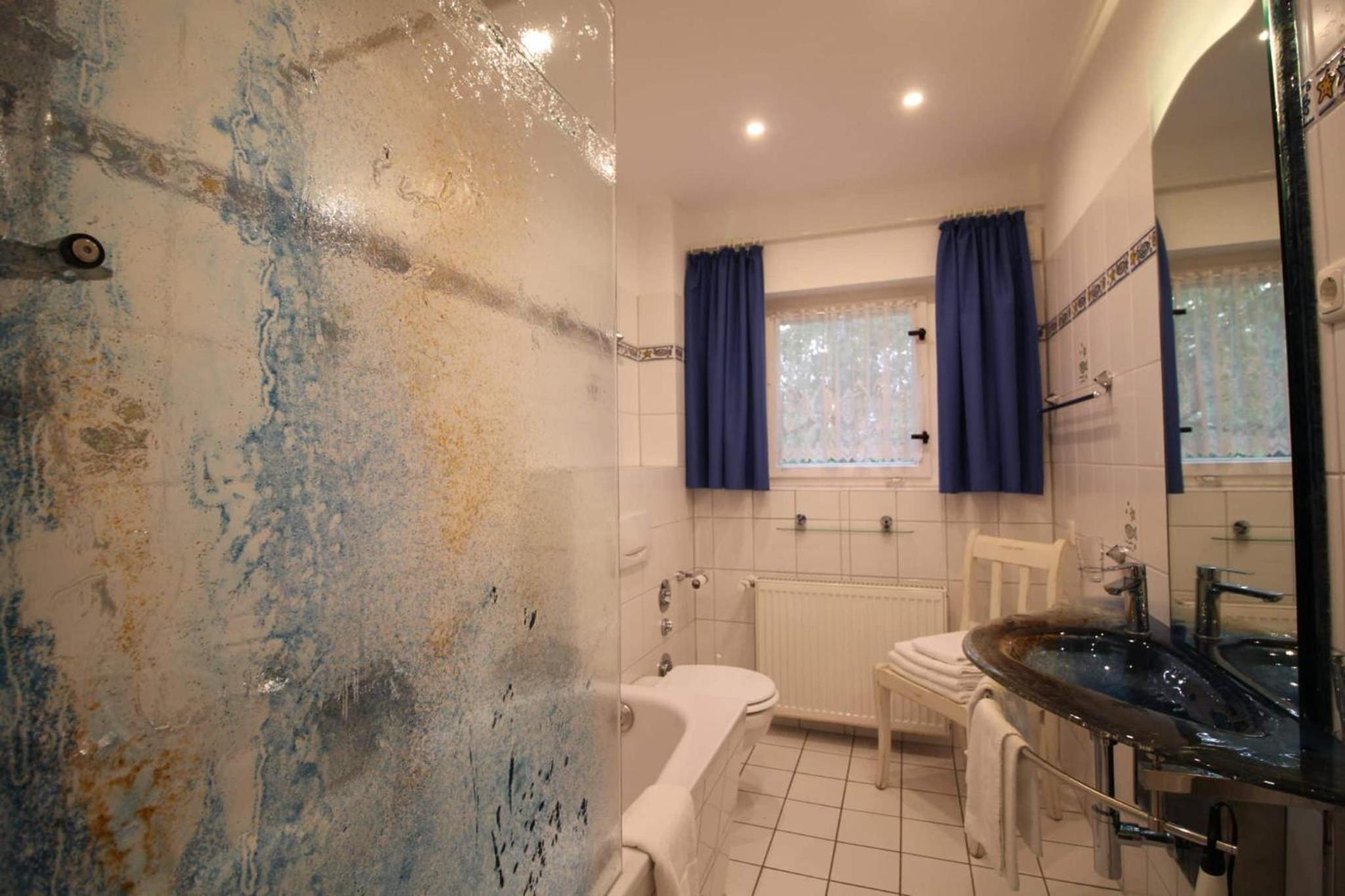 Strandvilla Hubertus Boltenhagen - H7 - Ferienwohnung Maisonette Apartment Kandinsky mit seitlichem Meerblick Parkplatz WLAN voll ausgestattete Küche Garte