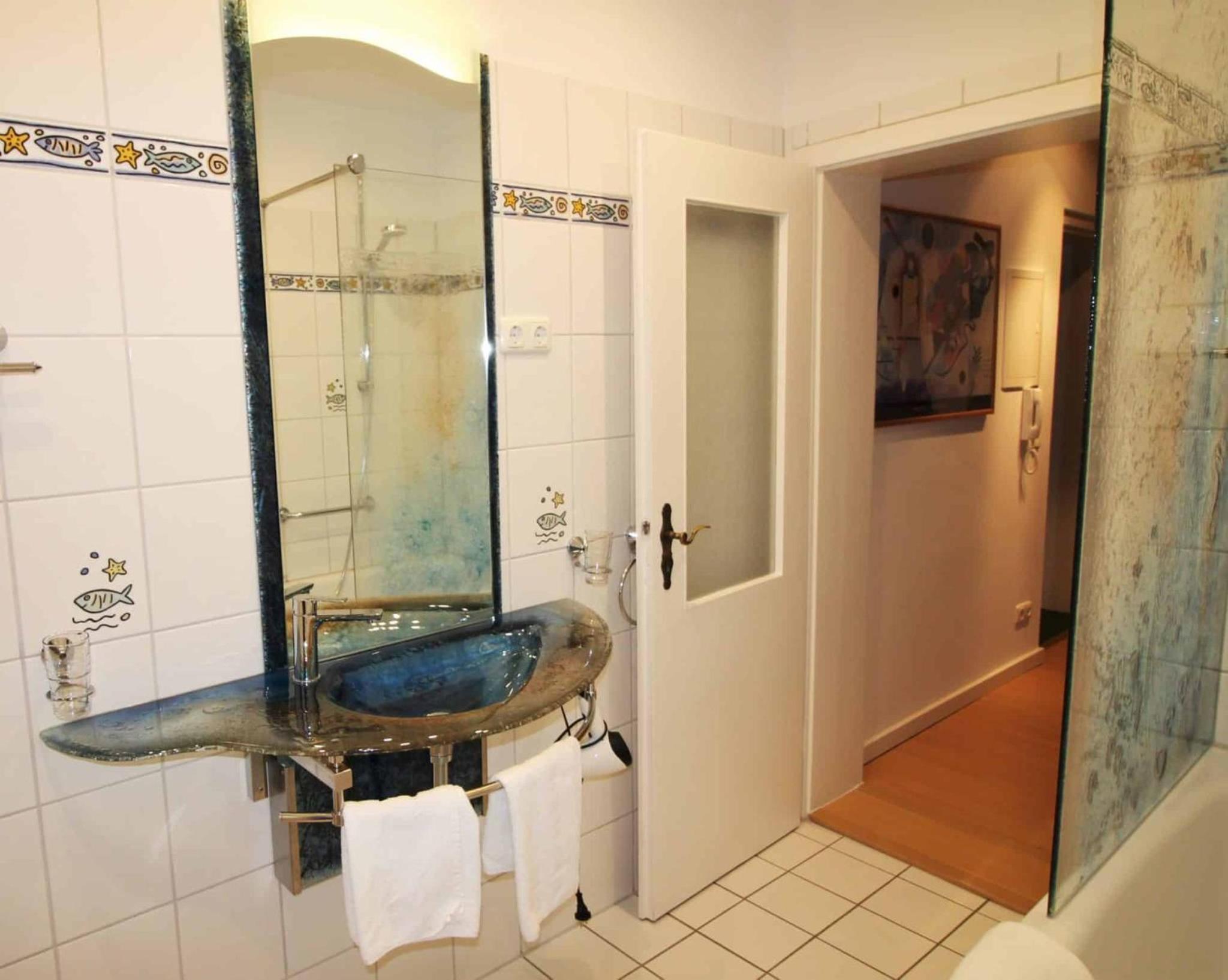 Strandvilla Hubertus Boltenhagen - H7 - Ferienwohnung Maisonette Apartment Kandinsky mit seitlichem Meerblick Parkplatz WLAN voll ausgestattete Küche Garte