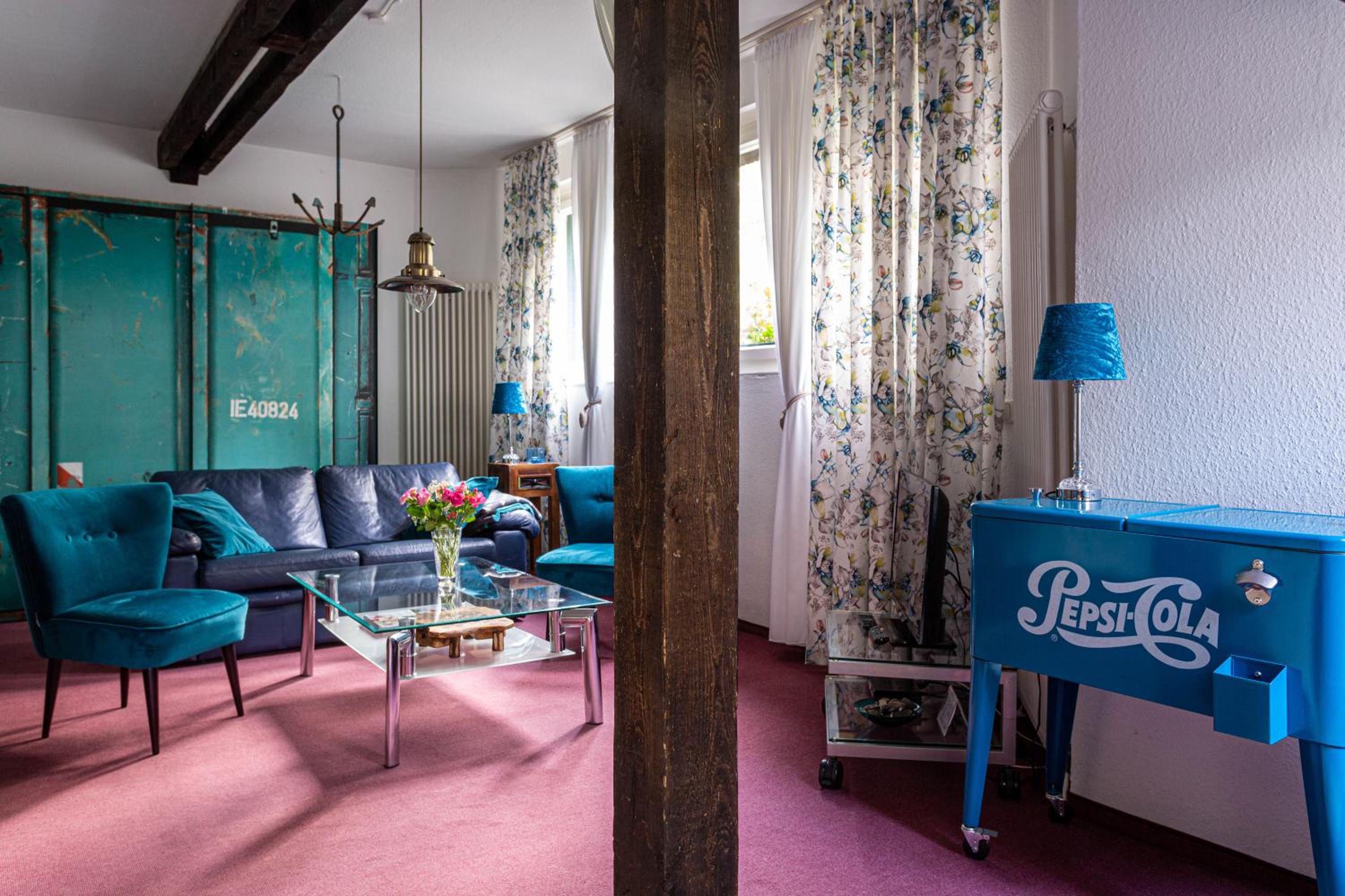 Strandvilla Hubertus Boltenhagen - H7 - Ferienwohnung Maisonette Apartment Kandinsky mit seitlichem Meerblick Parkplatz WLAN voll ausgestattete Küche Garte