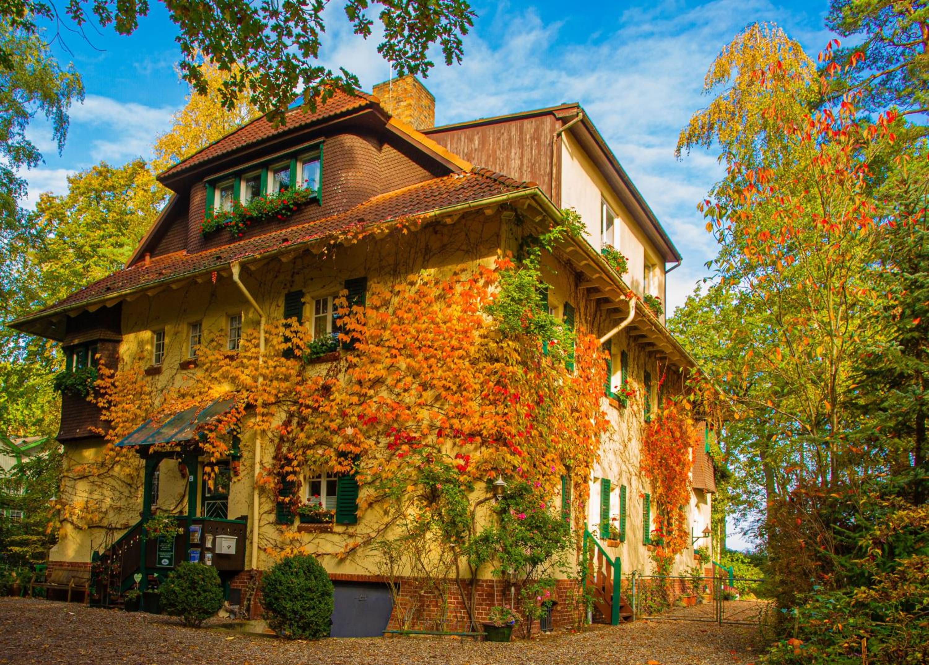 Strandvilla Hubertus Boltenhagen - H7 - Ferienwohnung Maisonette Apartment Kandinsky mit seitlichem Meerblick Parkplatz WLAN voll ausgestattete Küche Garte