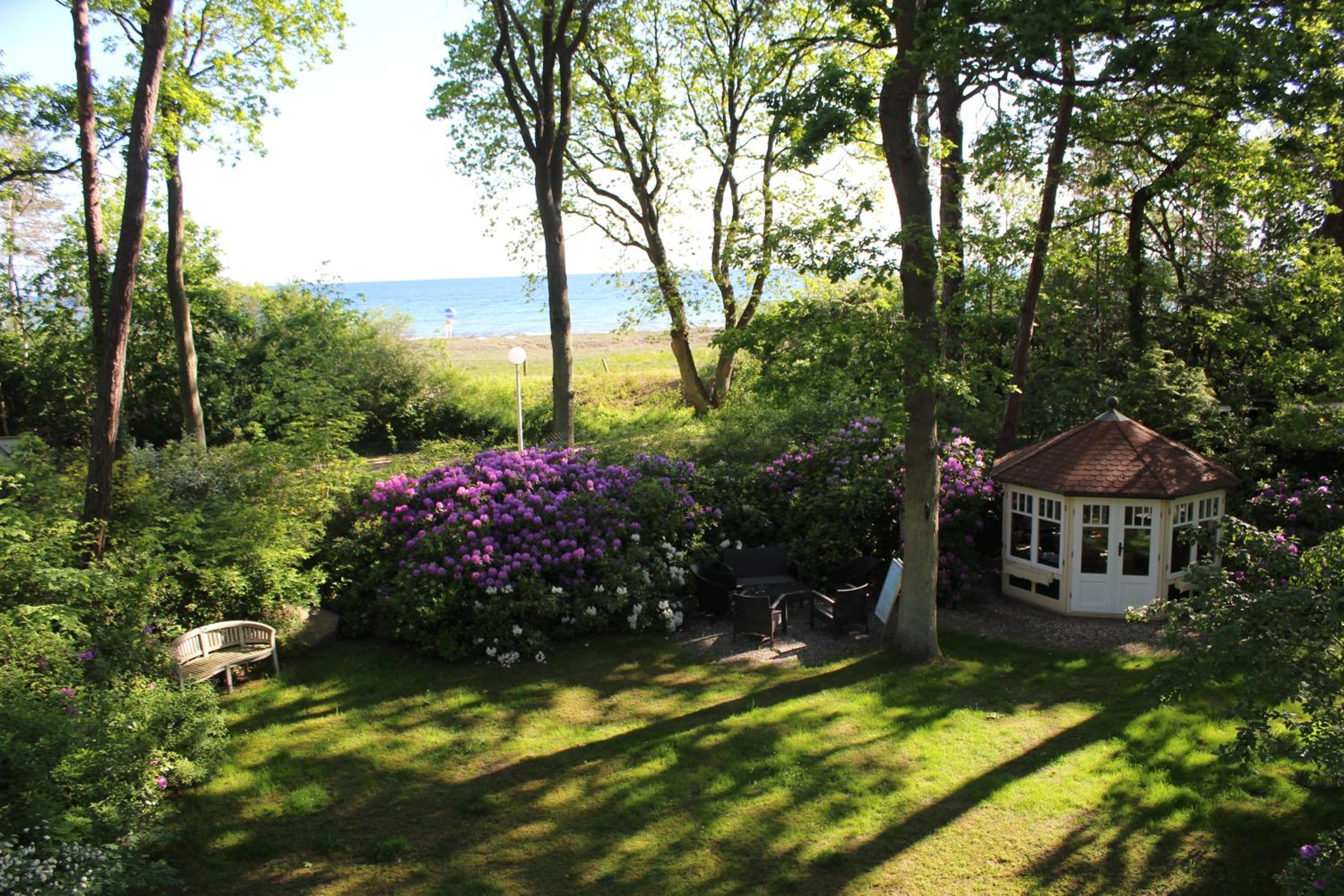 Strandvilla Hubertus Boltenhagen - H7 - Ferienwohnung Maisonette Apartment Kandinsky mit seitlichem Meerblick Parkplatz WLAN voll ausgestattete Küche Garte