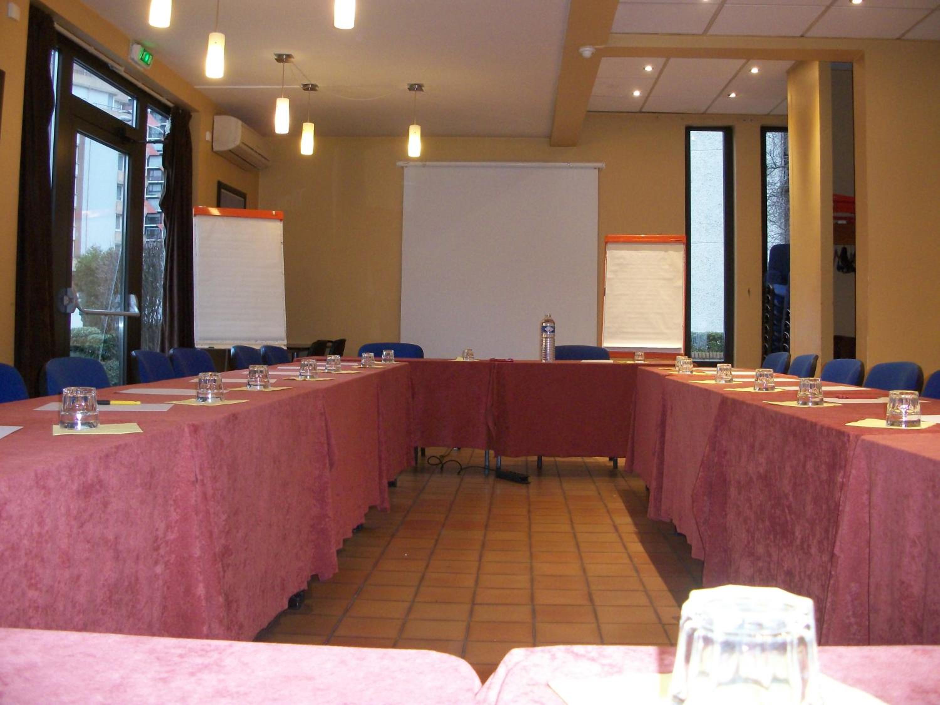 Creteil Vacations - Central Hotel - Property Image 2