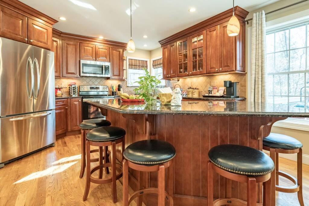 Luxury 4 bedroom house in Pocono Mountains with Hottub in Golf Course Near Lake view 3
