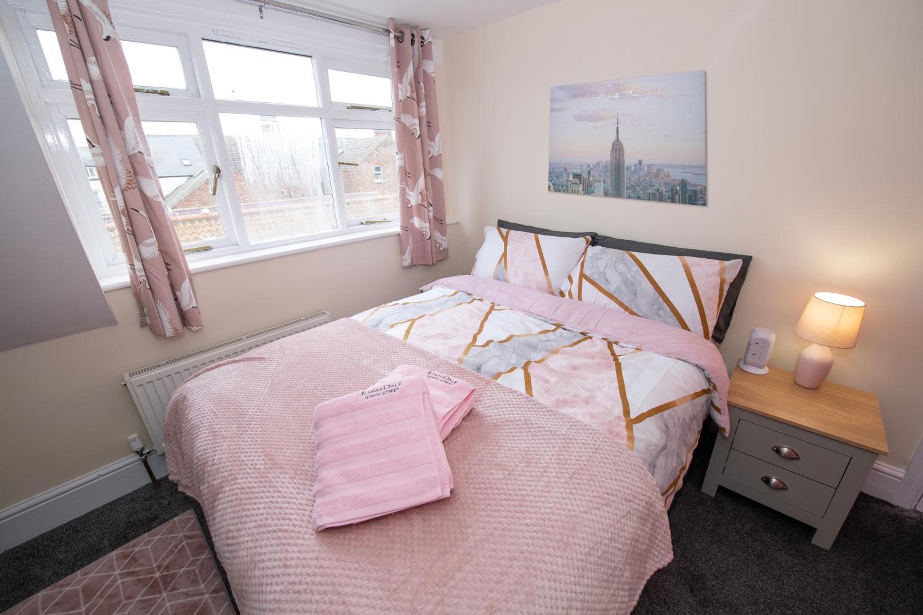 EmmaDale Bridington Town Centre Sleeps 10 view 3