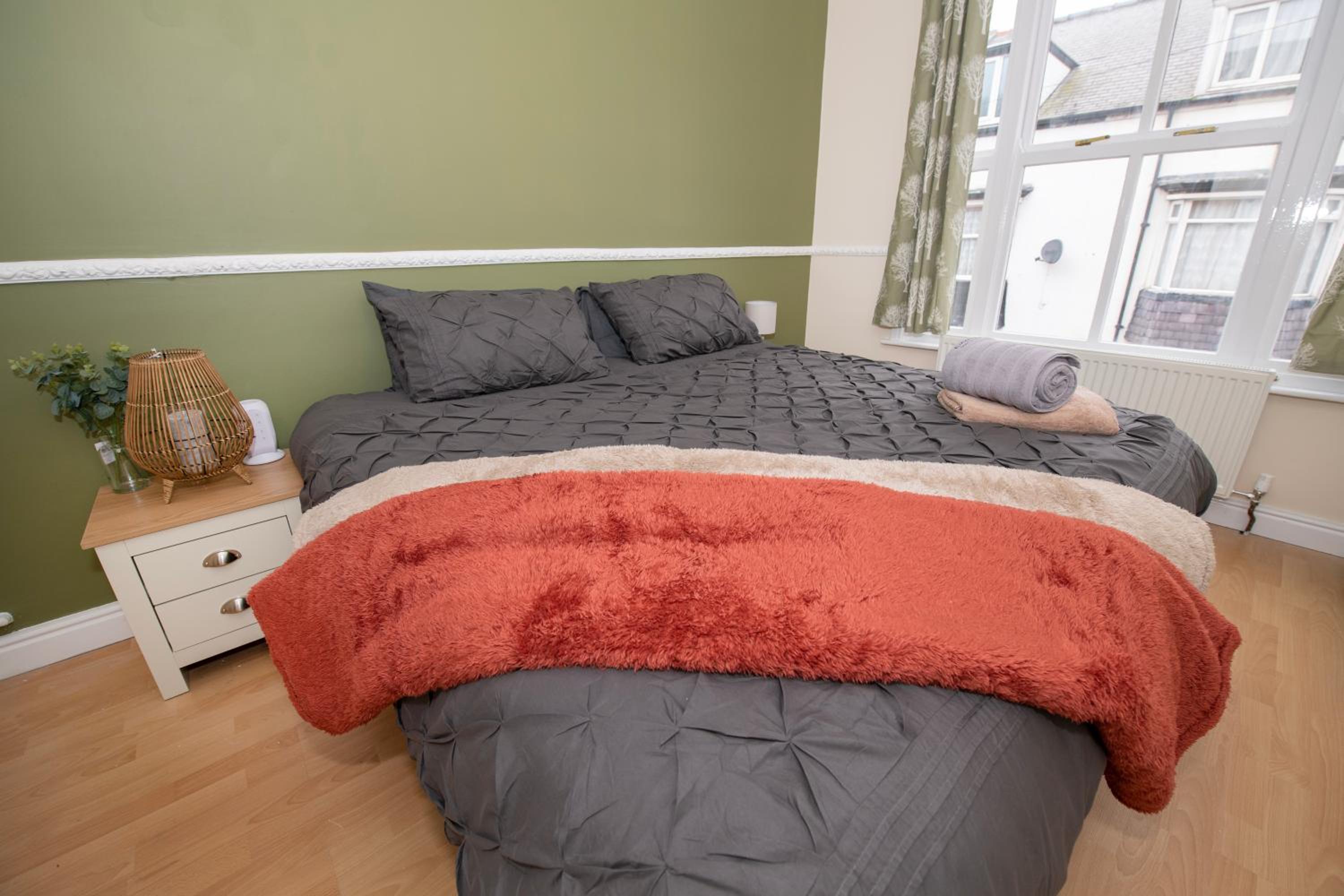 EmmaDale Bridington Town Centre Sleeps 10 view 4