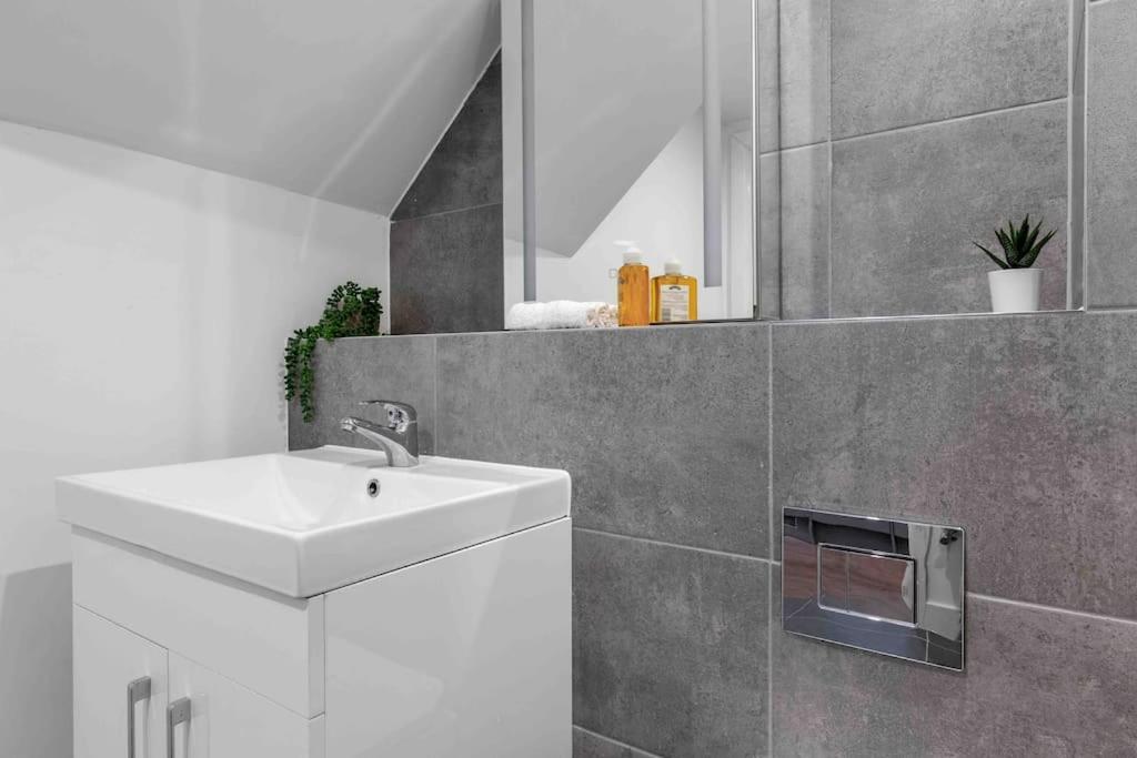Holiday Home Sleep 8 Central london 9elms