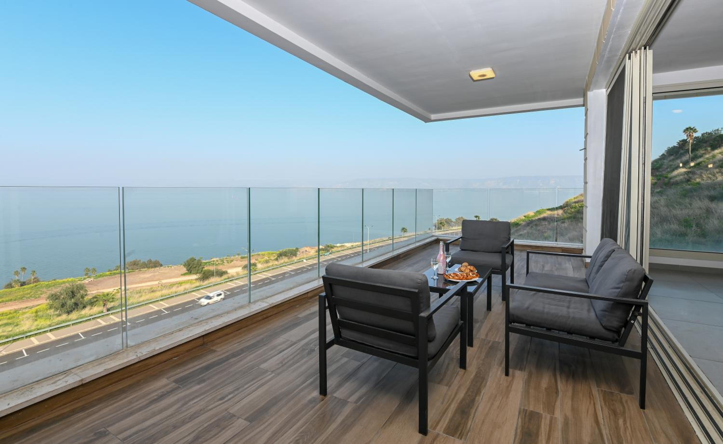 Yalarent Europe apartments- Luxury big apartmens with lake view view 3