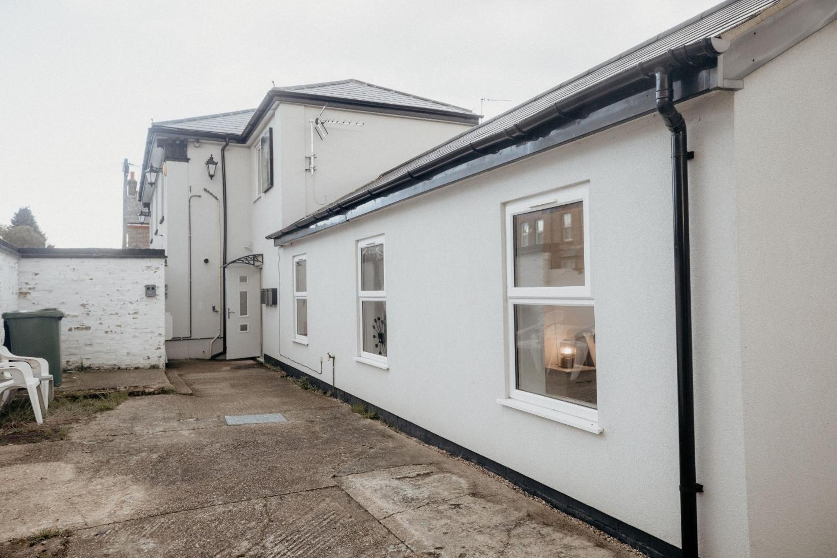 Elthorne Luxury Apartments - Uxbridge view 3