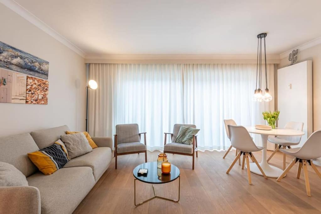 Modern apartment with large terrace close to the sea