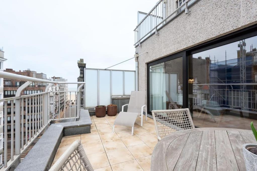 Modern apartment with large terrace close to the sea