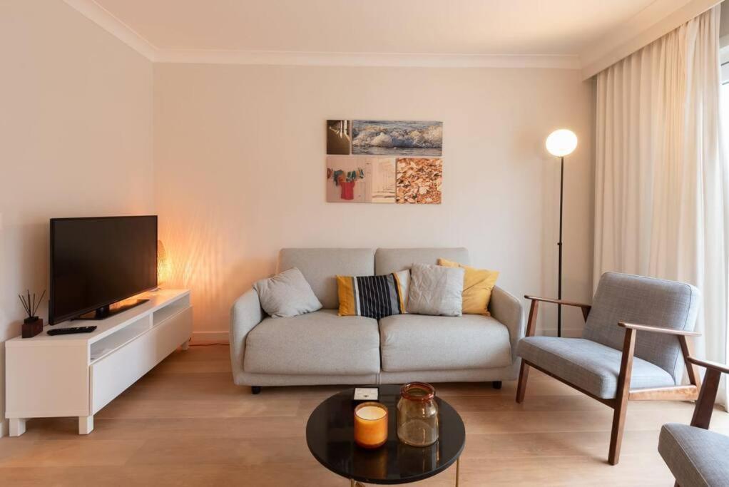 Modern apartment with large terrace close to the sea