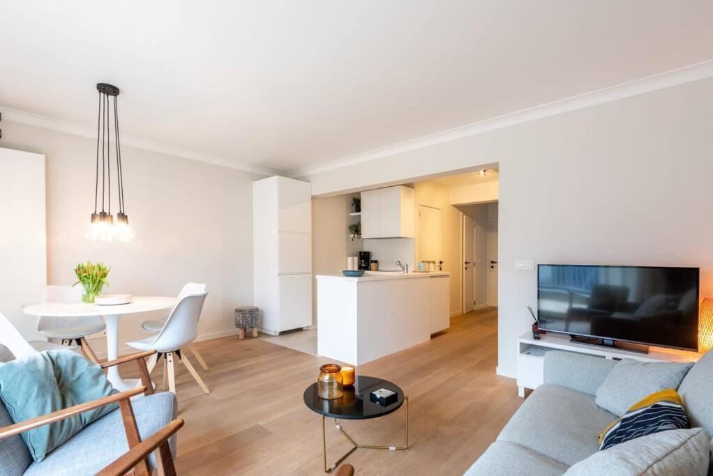 Modern apartment with large terrace close to the sea