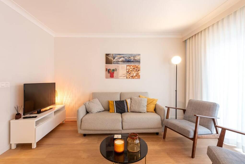 Modern apartment with large terrace close to the sea