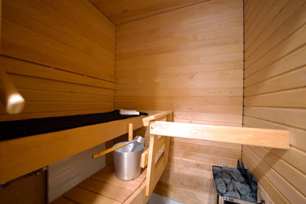 Brandnew Modern Condo with Sauna