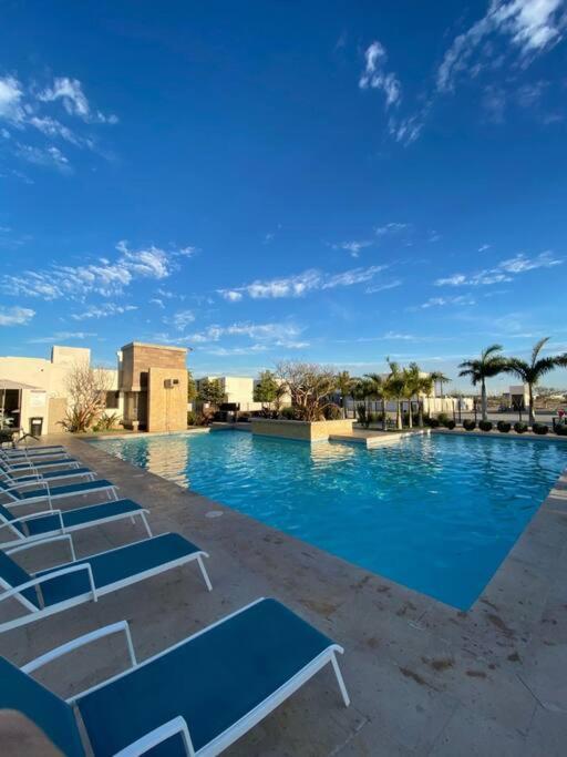 Beautiful new house with pool club view 4