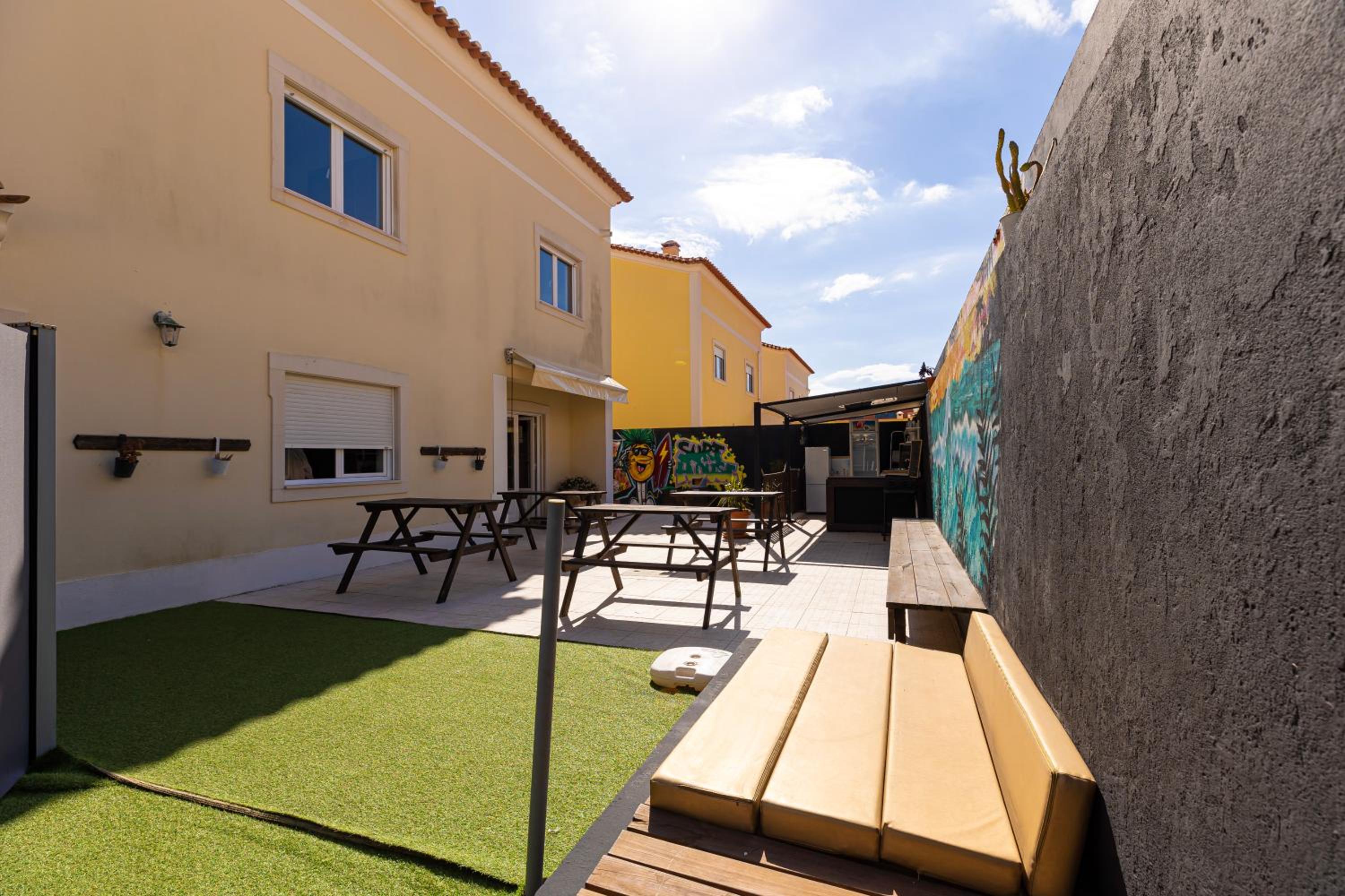 Pineapple Surf House