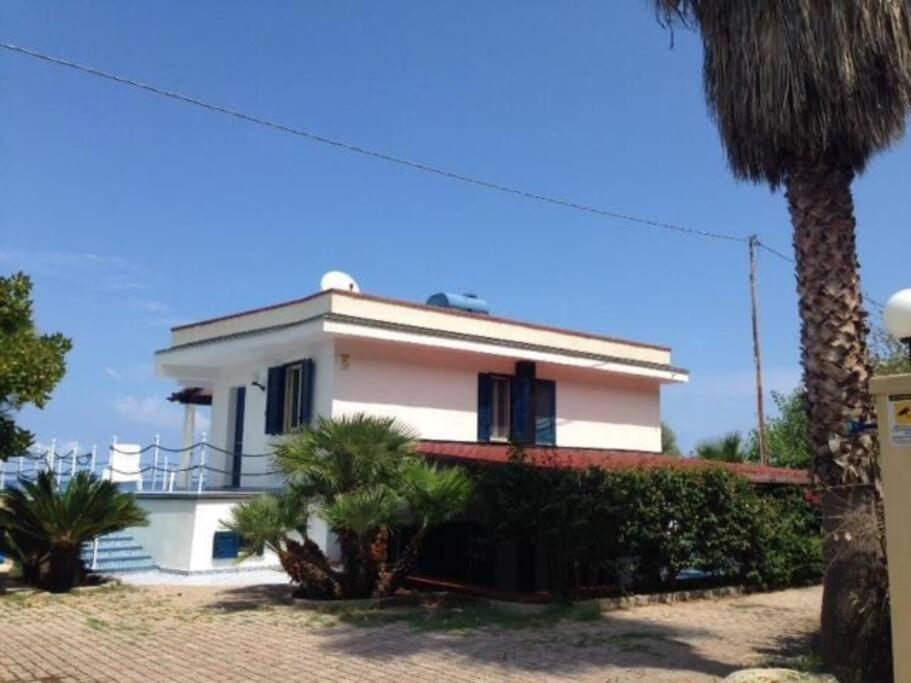 Villa Delfino Blu con accesso diretto al mare dalla scogliera e privacy impagabile.