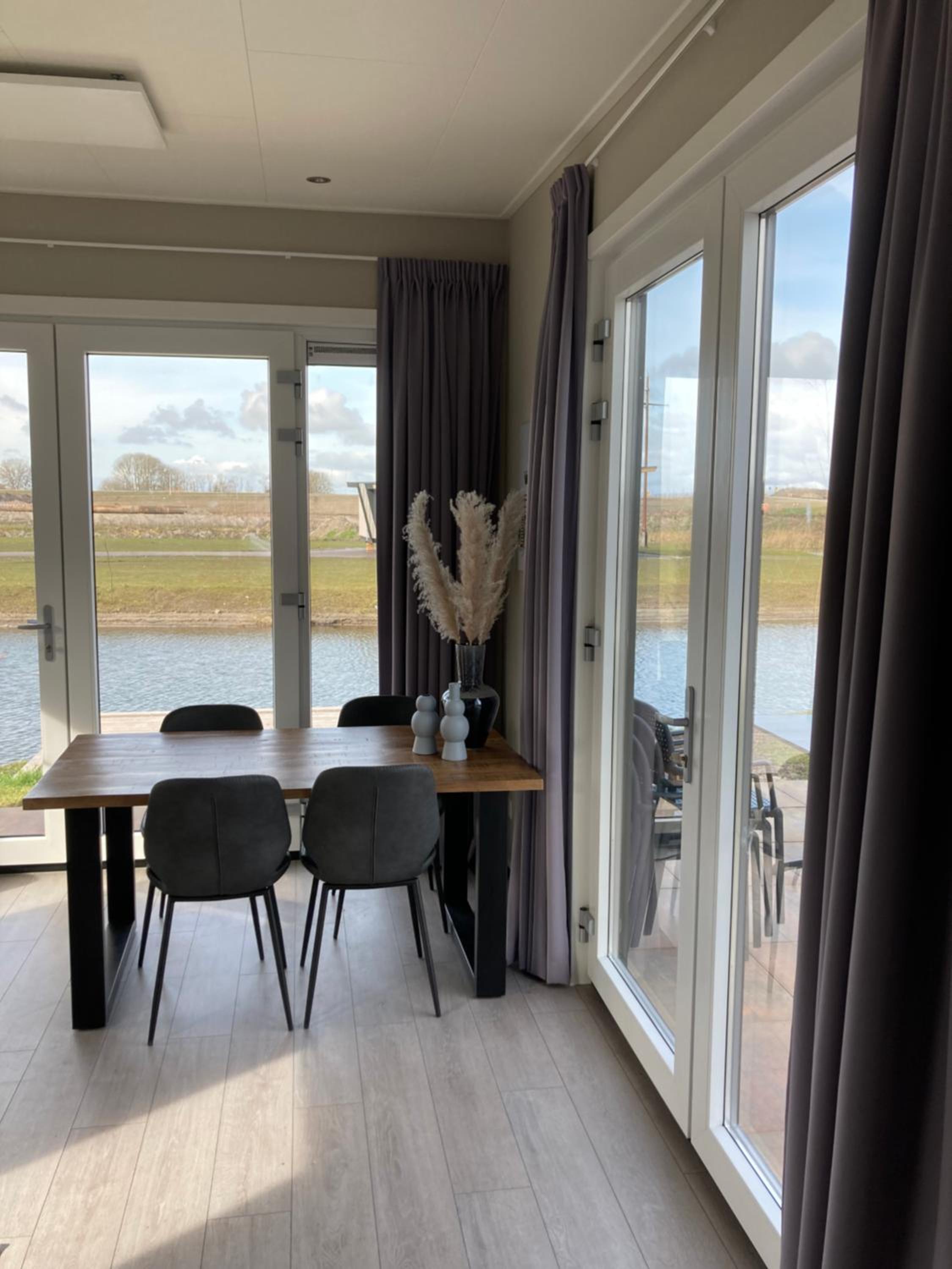 Tiny vakantiehuis aan het water met eigen steiger en airco
