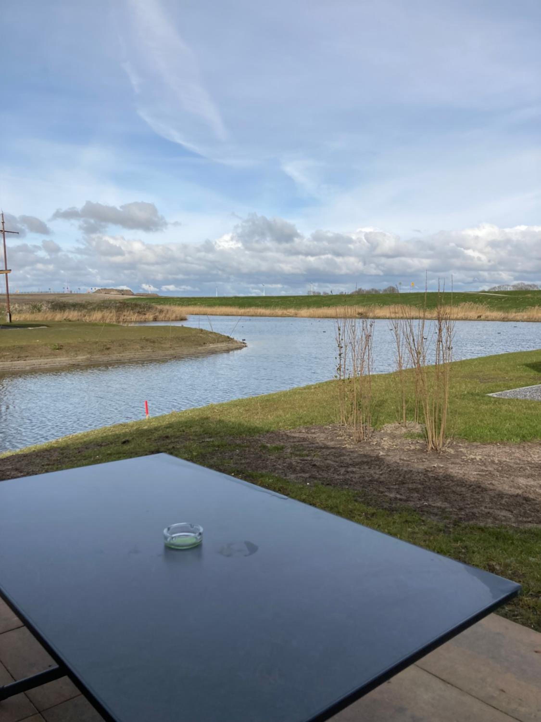 Tiny vakantiehuis aan het water met eigen steiger en airco