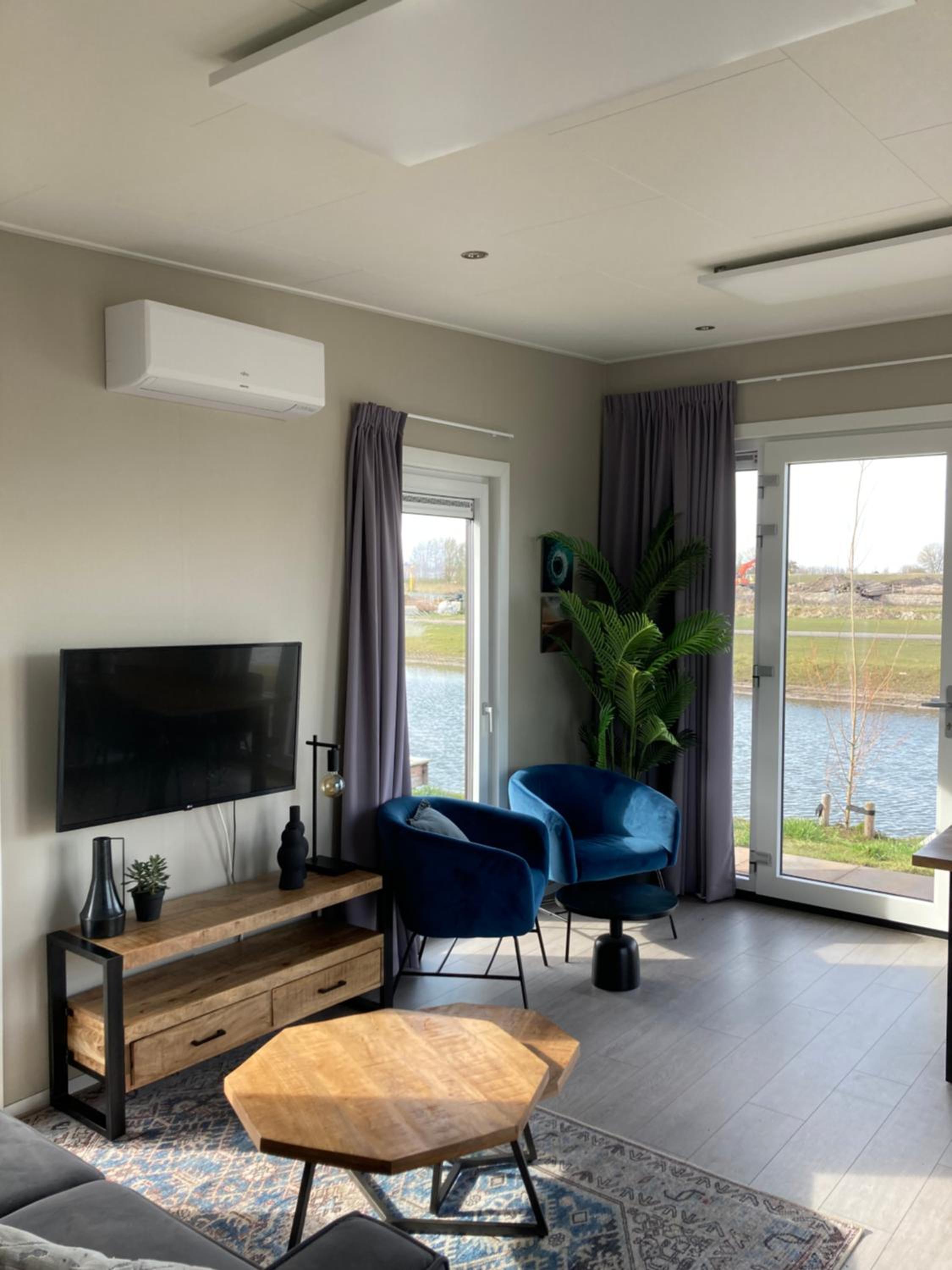 Tiny vakantiehuis aan het water met eigen steiger en airco