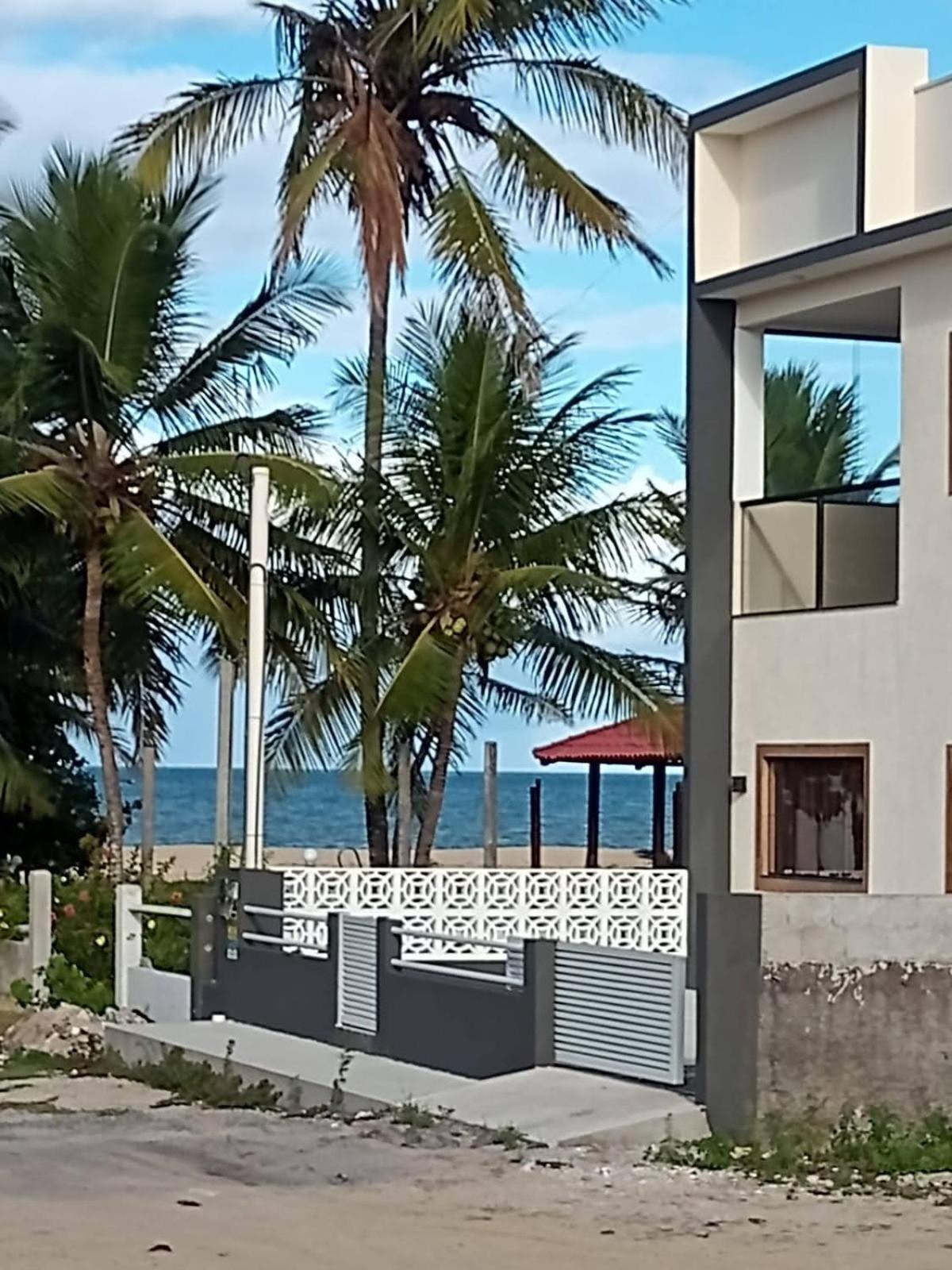 Casa de Praia, pé na areia Guaratiba Prado - Bahia