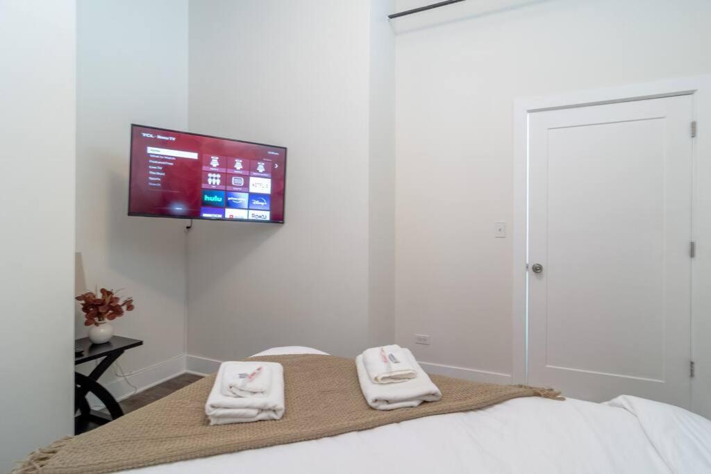 Chicago 2BR Suite Perfect for Convention and Business Trips Near McCormick Place, Arena, Soldier Field and Grant Park photo 2