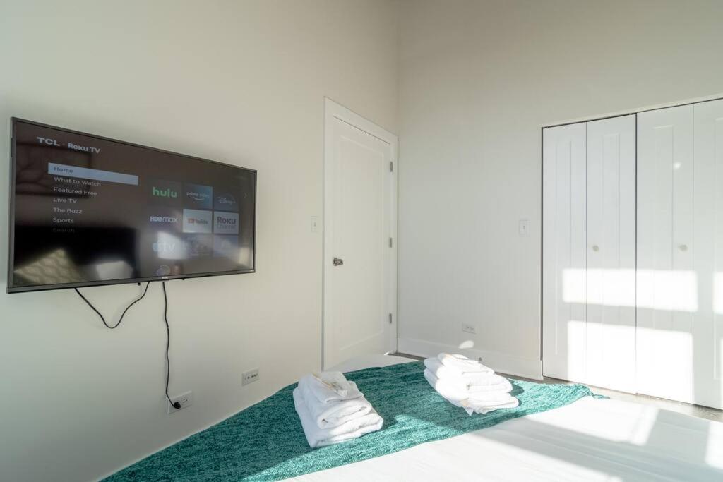Chicago 2BR Suite Perfect for Convention and Business Trips Near McCormick Place, Arena, Soldier Field and Grant Park photo 5