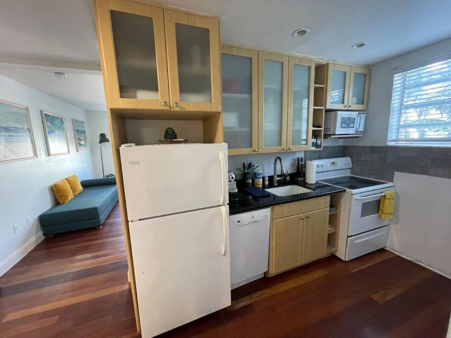 Bright Corner 1 bedroom, 2 blocks to Beach, w/Pool view 2