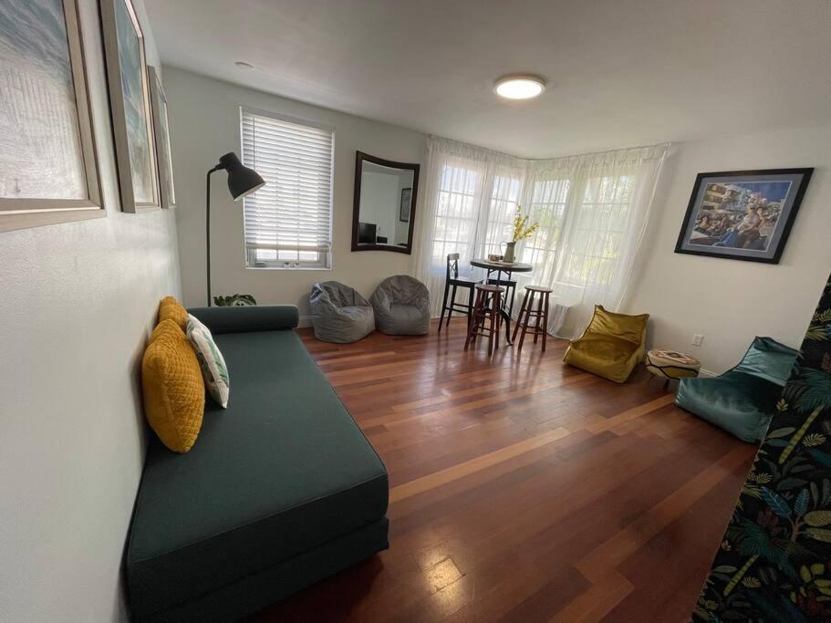 Bright Corner 1 bedroom, 2 blocks to Beach, w/Pool view 3