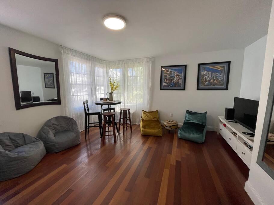 Bright Corner 1 bedroom, 2 blocks to Beach, w/Pool view 4