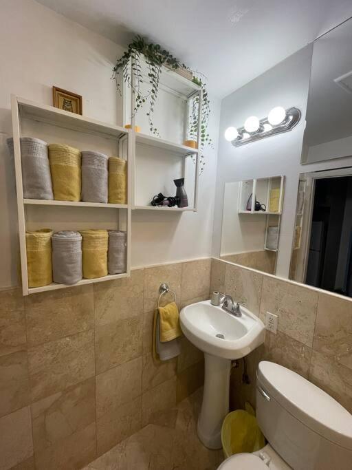 Bright Corner 1 bedroom, 2 blocks to Beach, w/Pool view 5