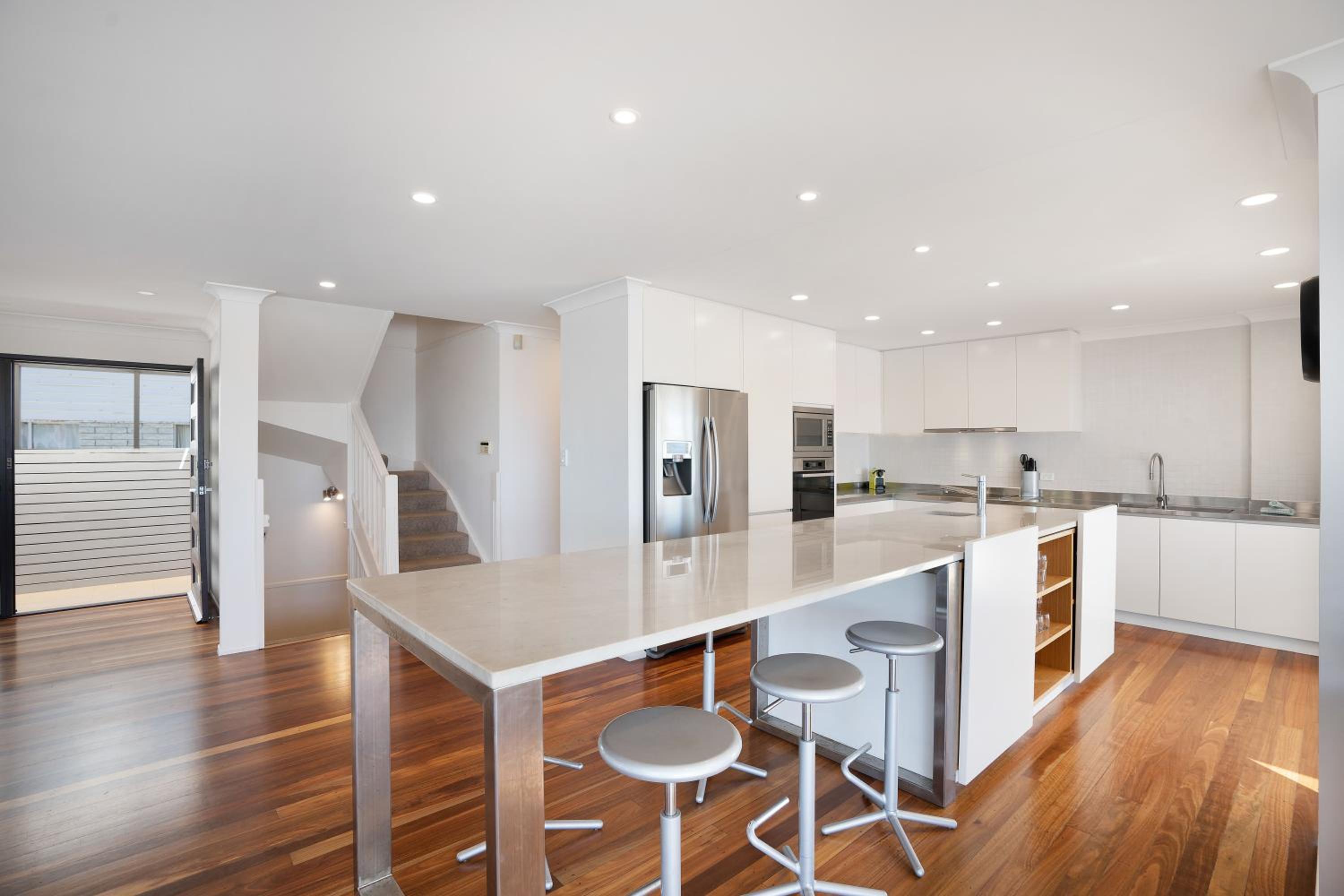 The White House - Spectacular Ocean Views, WiFi, Central Coolum