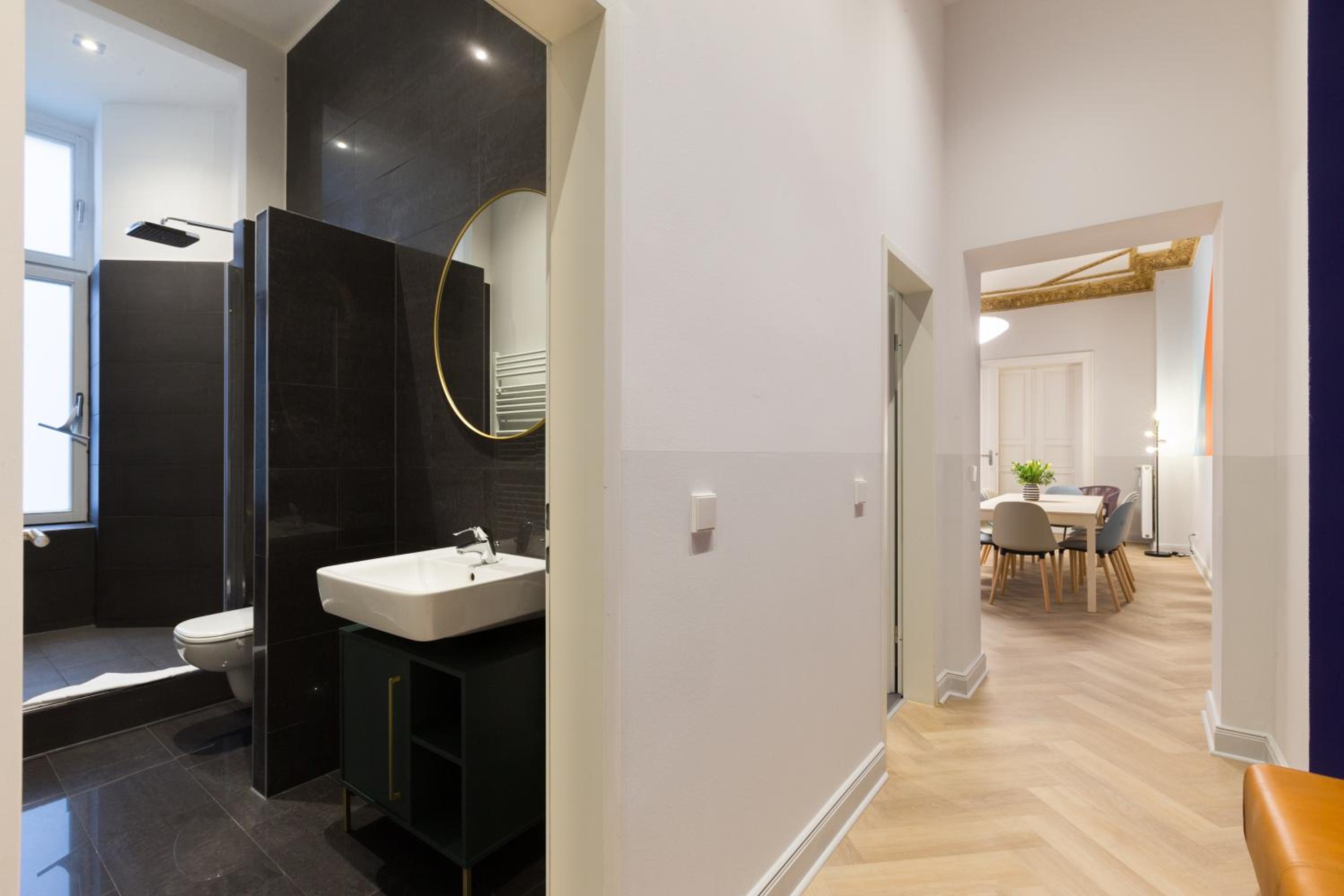 Dilo Apartments 150 sqm Modern Historic Apartments for 12 Guests