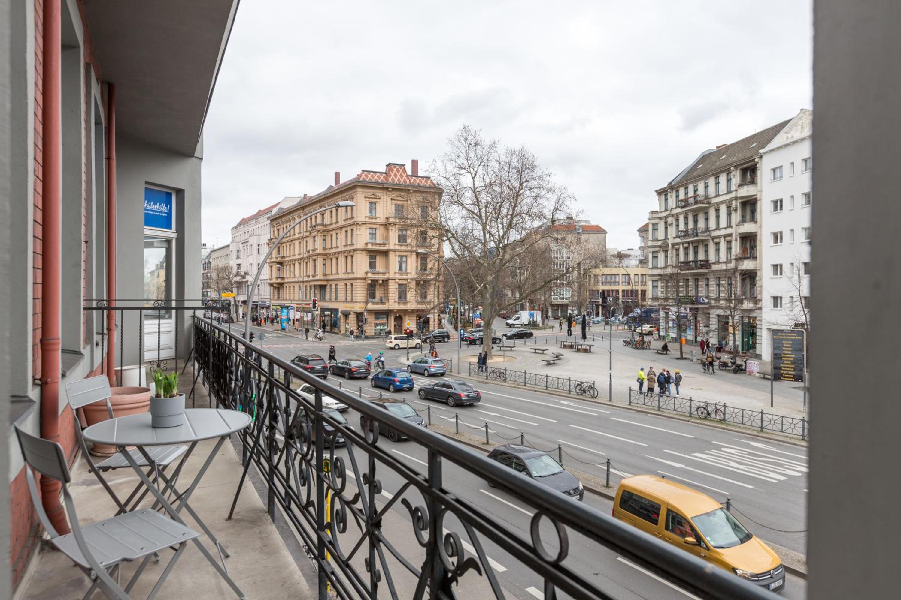 Dilo Apartments 150 sqm Modern Historic Apartments for 12 Guests