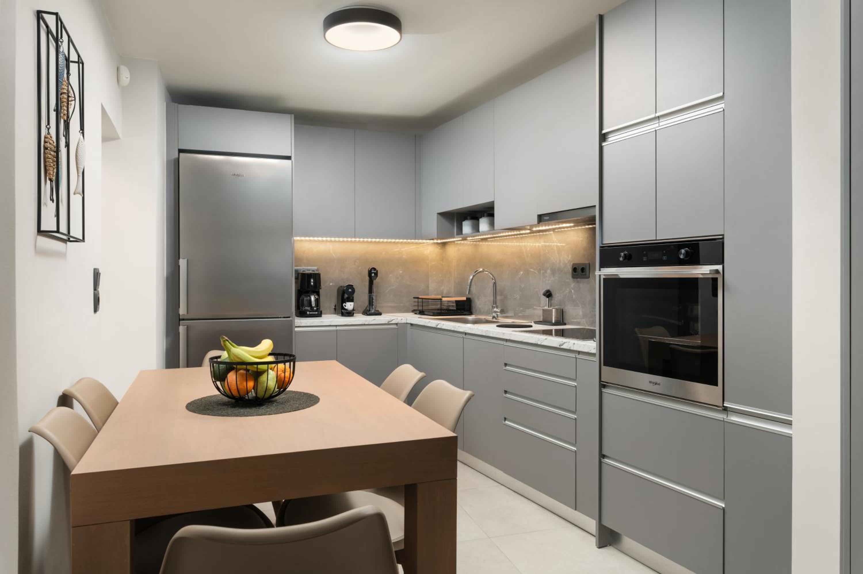 2 bd downtown home with private parking 400 meters walk to the beach view 4