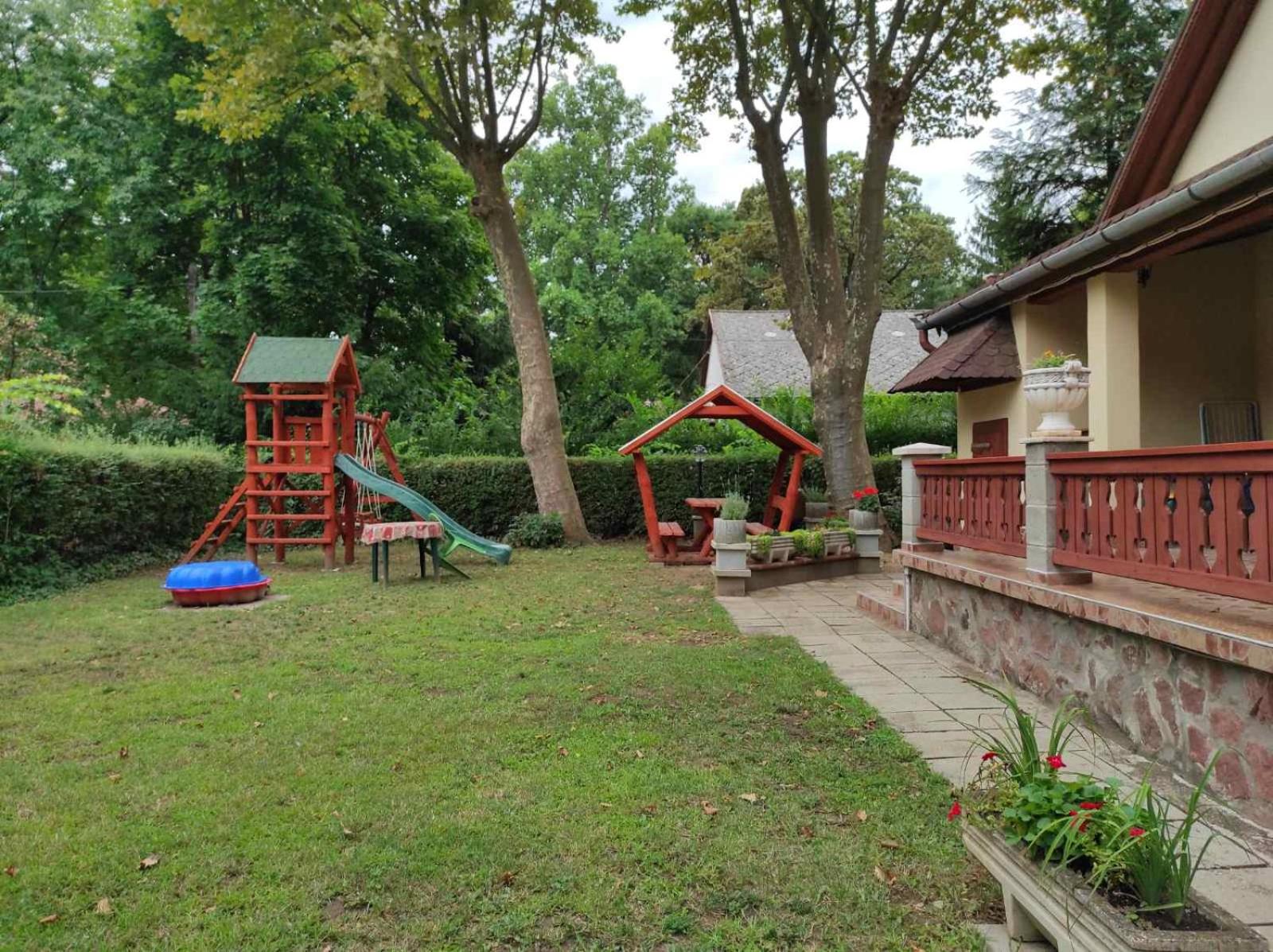 Balatonszemesi Nyaralóház