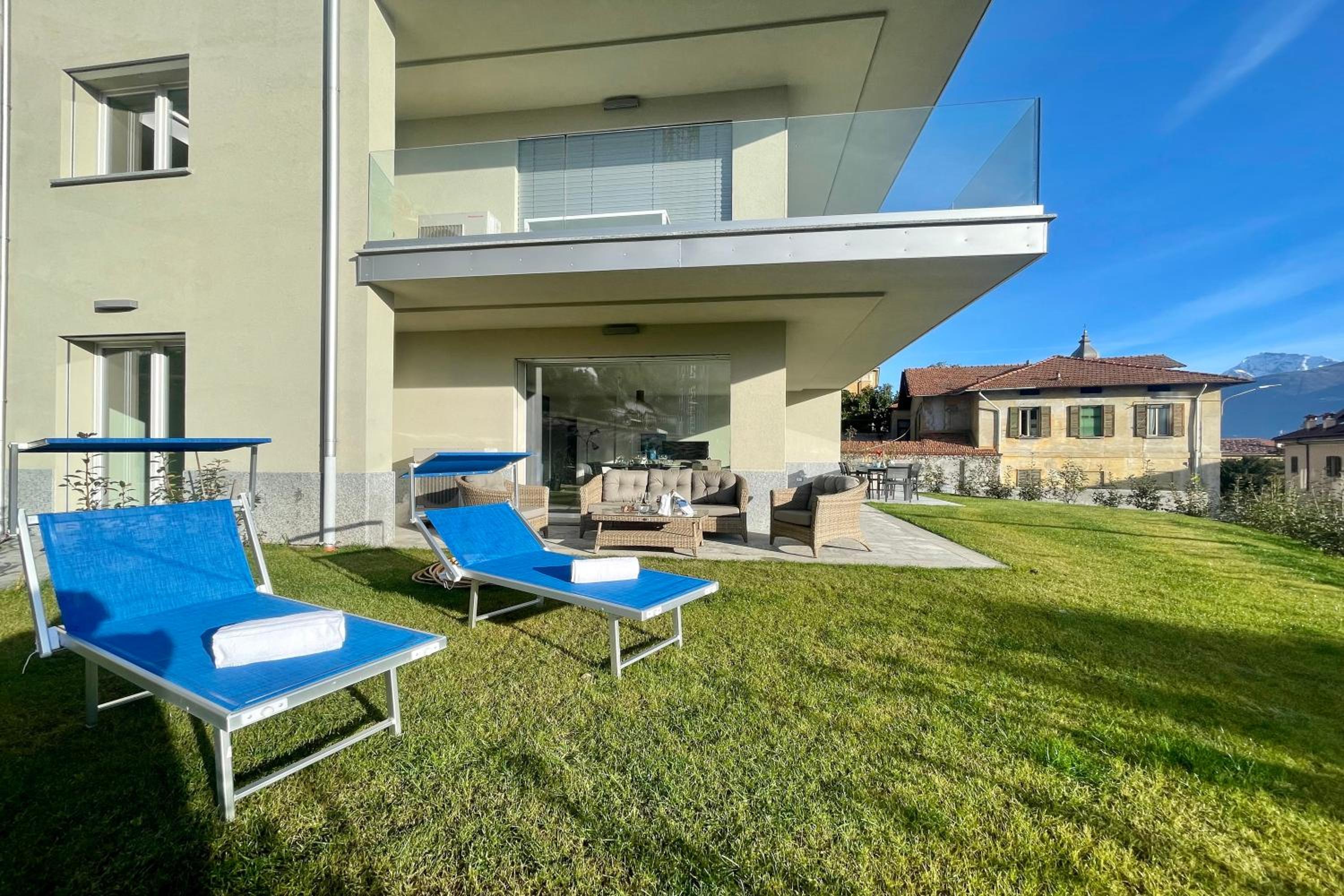 Condominio Modern House view 2