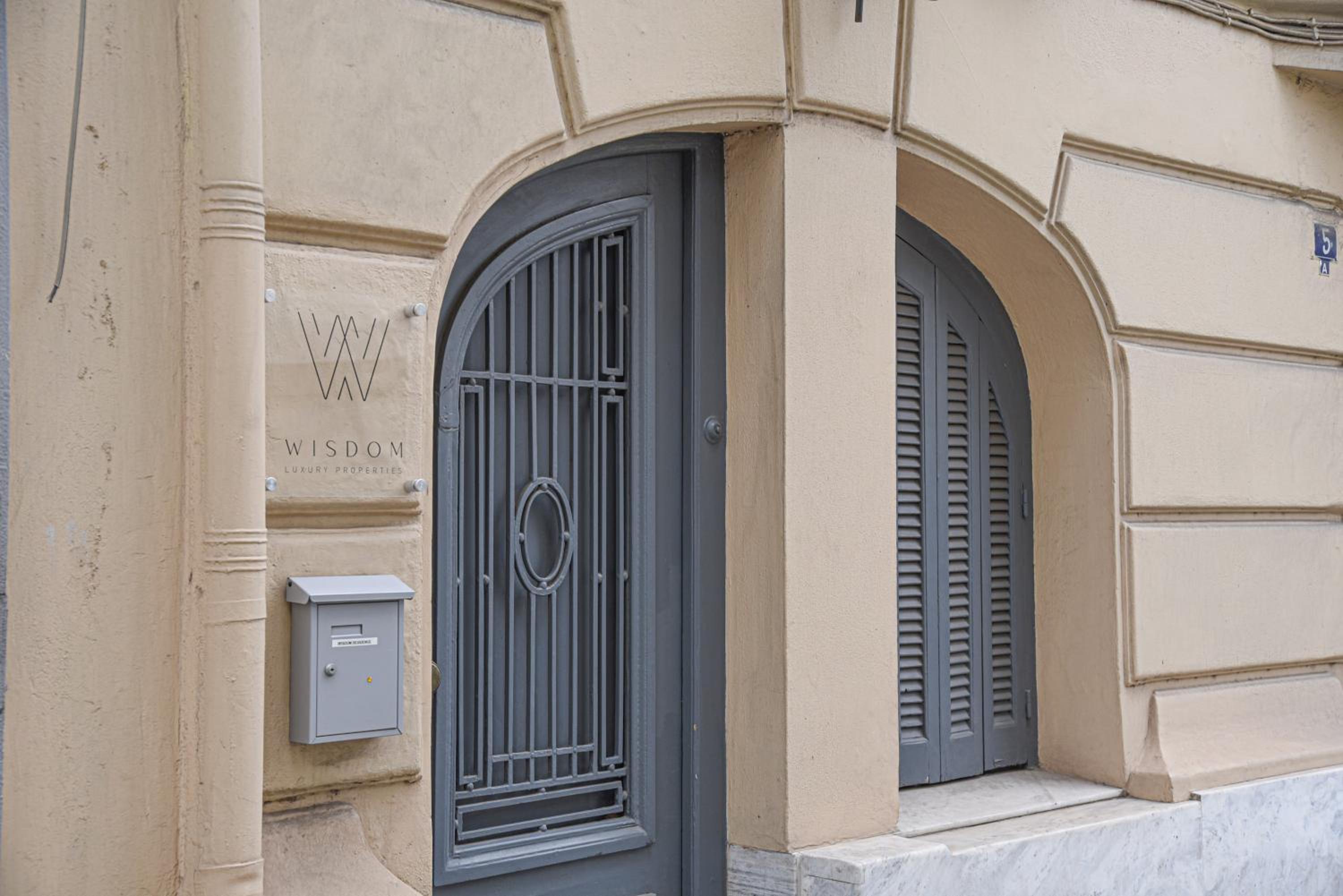 Wisdom Residence Luxury Apartments at Plaka