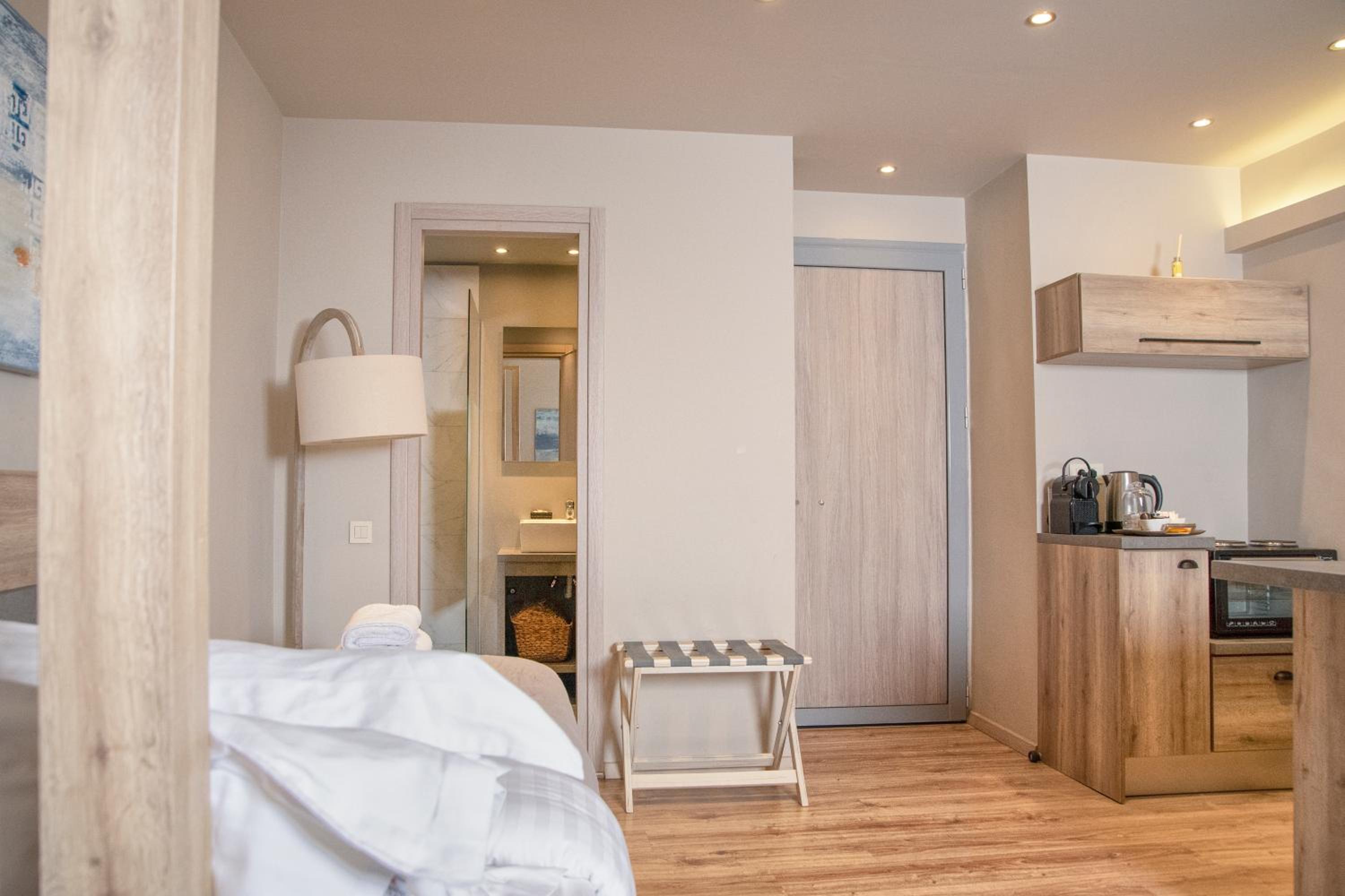 Wisdom Residence Luxury Apartments at Plaka