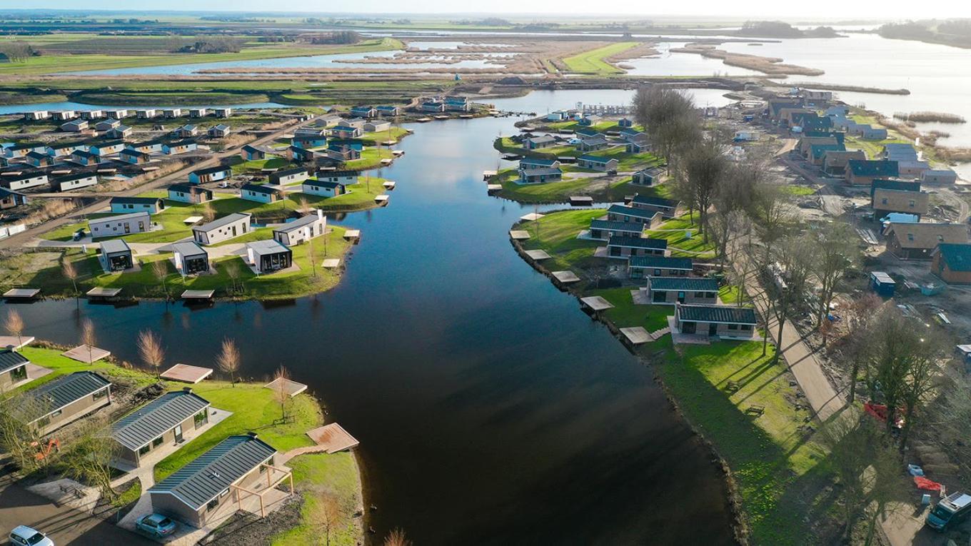 Tiny vakantiehuis aan het water met eigen steiger en airco