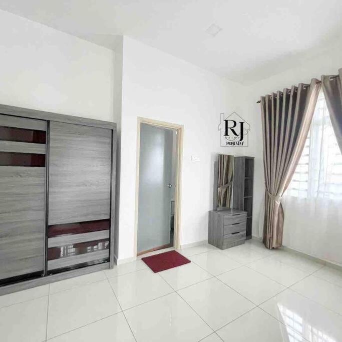 RJ Prima (UMT, UniSZA, Spacious, Beach + Netflix) photo 5