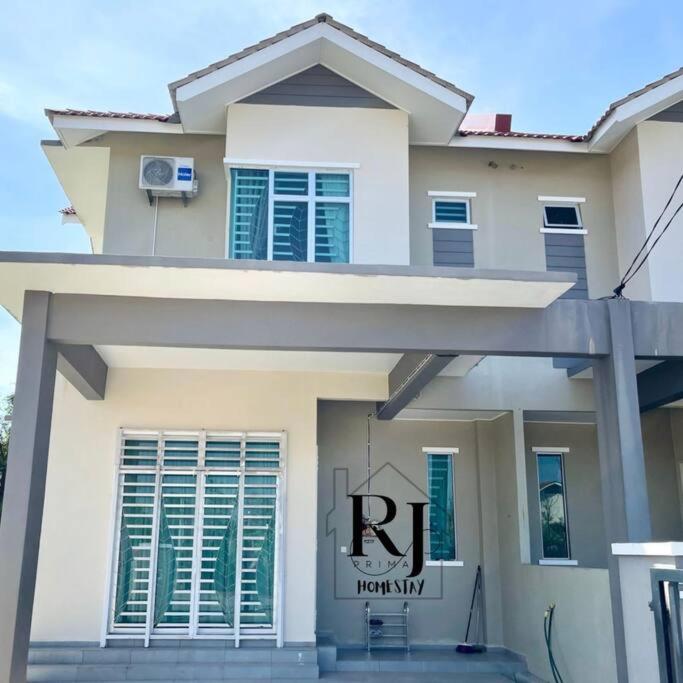 RJ Prima (UMT, UniSZA, Spacious, Beach + Netflix) photo 1