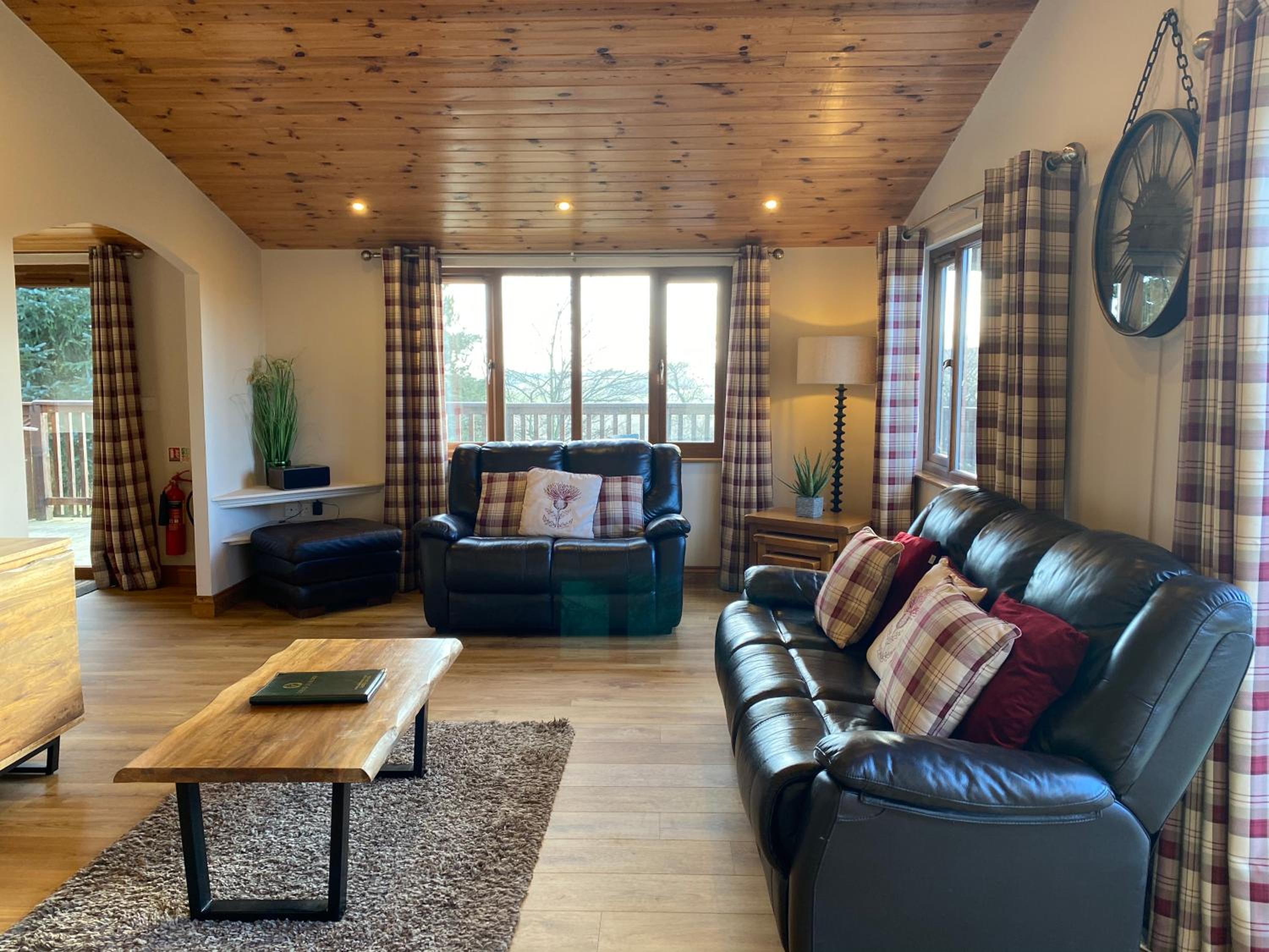 Kingfisher Lodge with Hot Tub