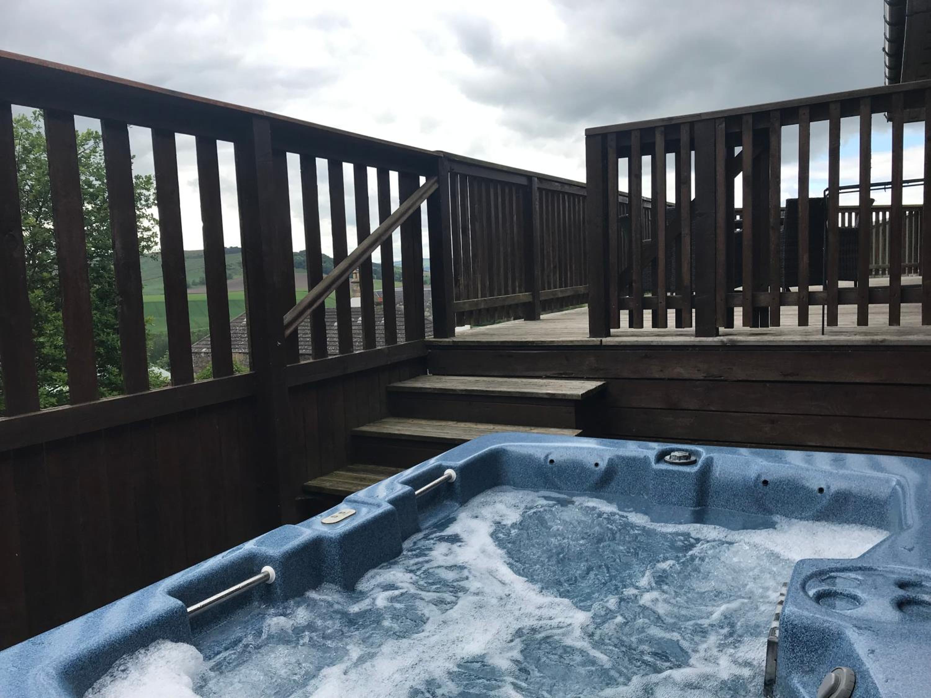 Kingfisher Lodge with Hot Tub