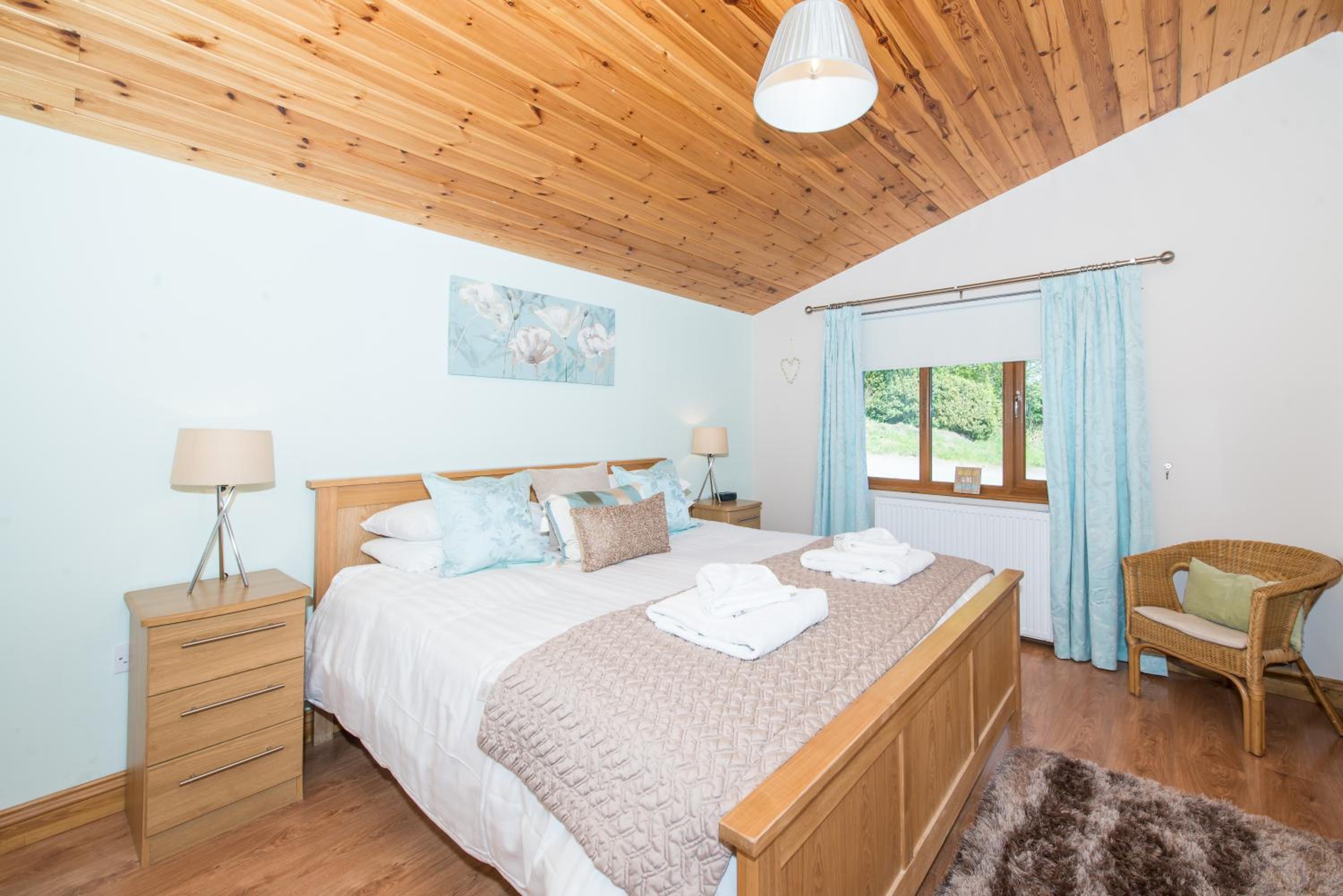 Kingfisher Lodge with Hot Tub