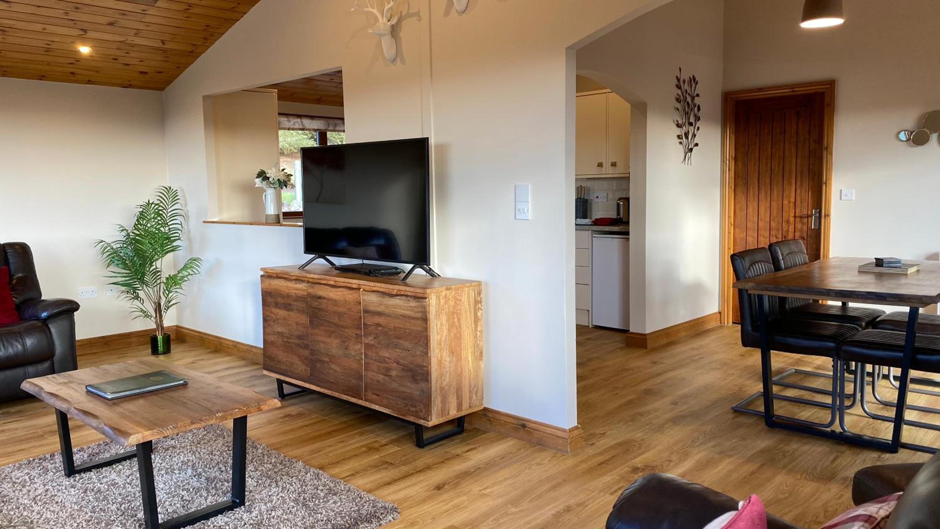 Kingfisher Lodge with Hot Tub