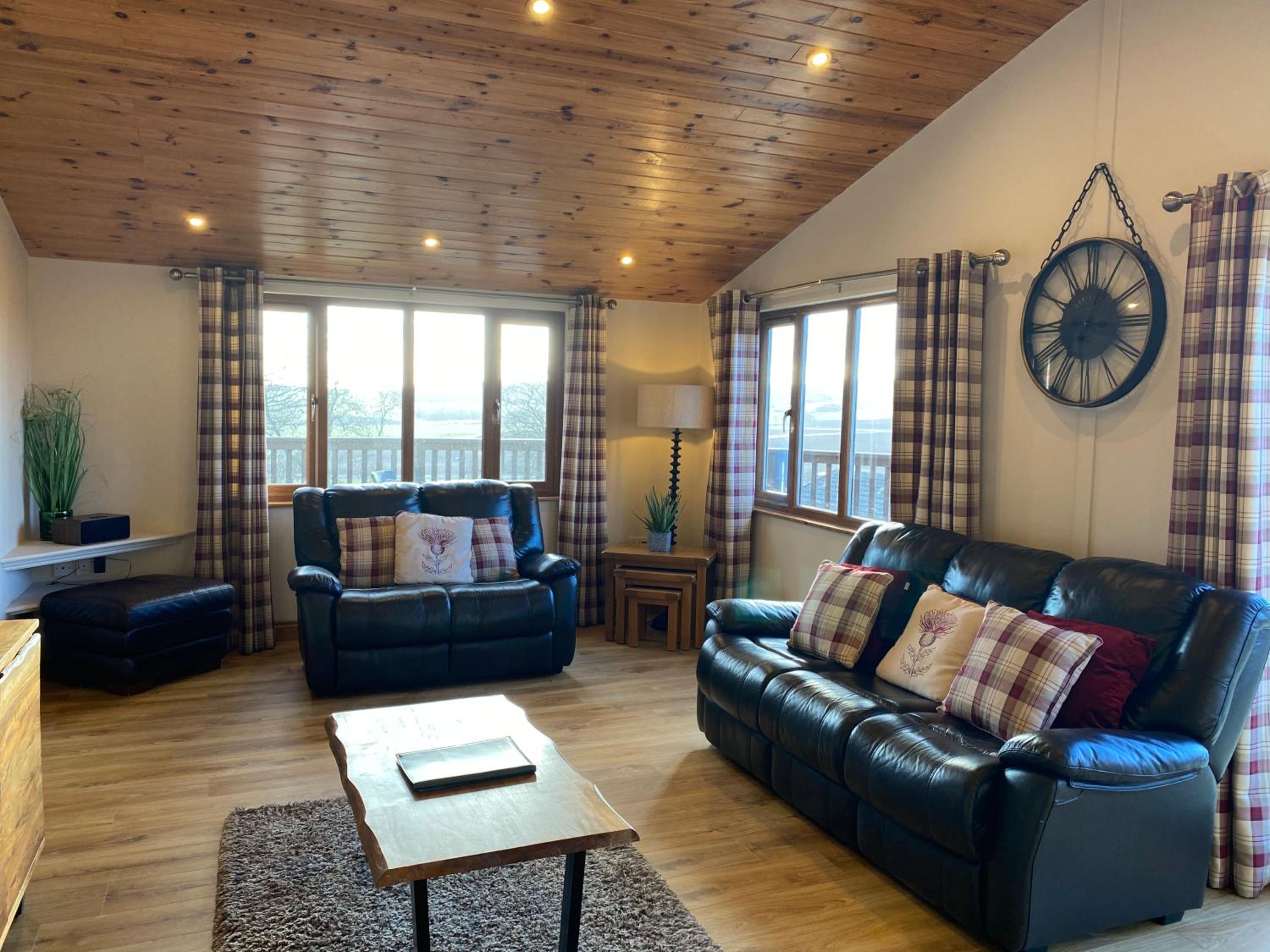 Kingfisher Lodge with Hot Tub