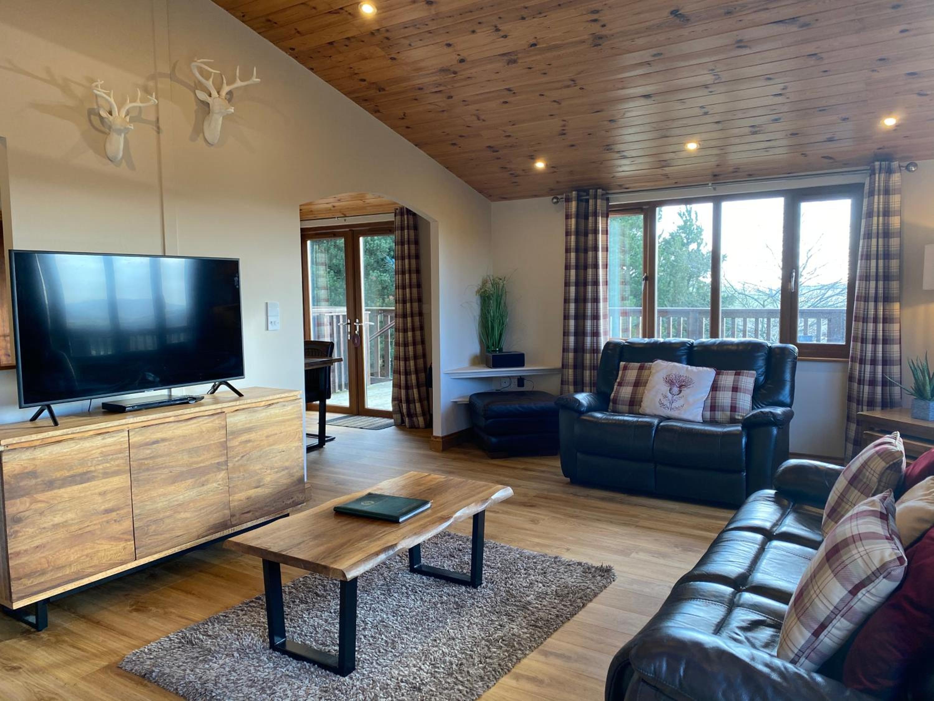 Kingfisher Lodge with Hot Tub